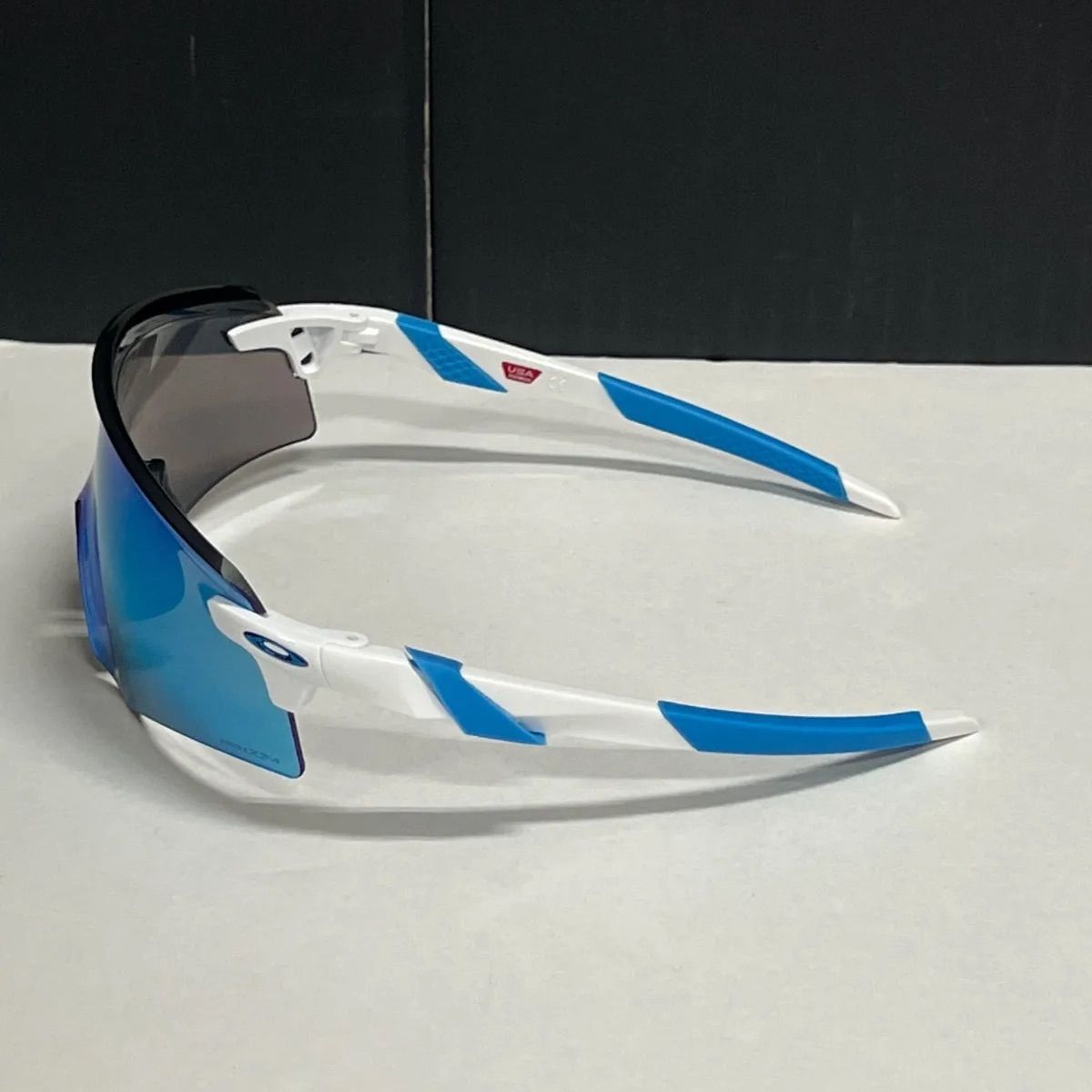 81.OAKLEY