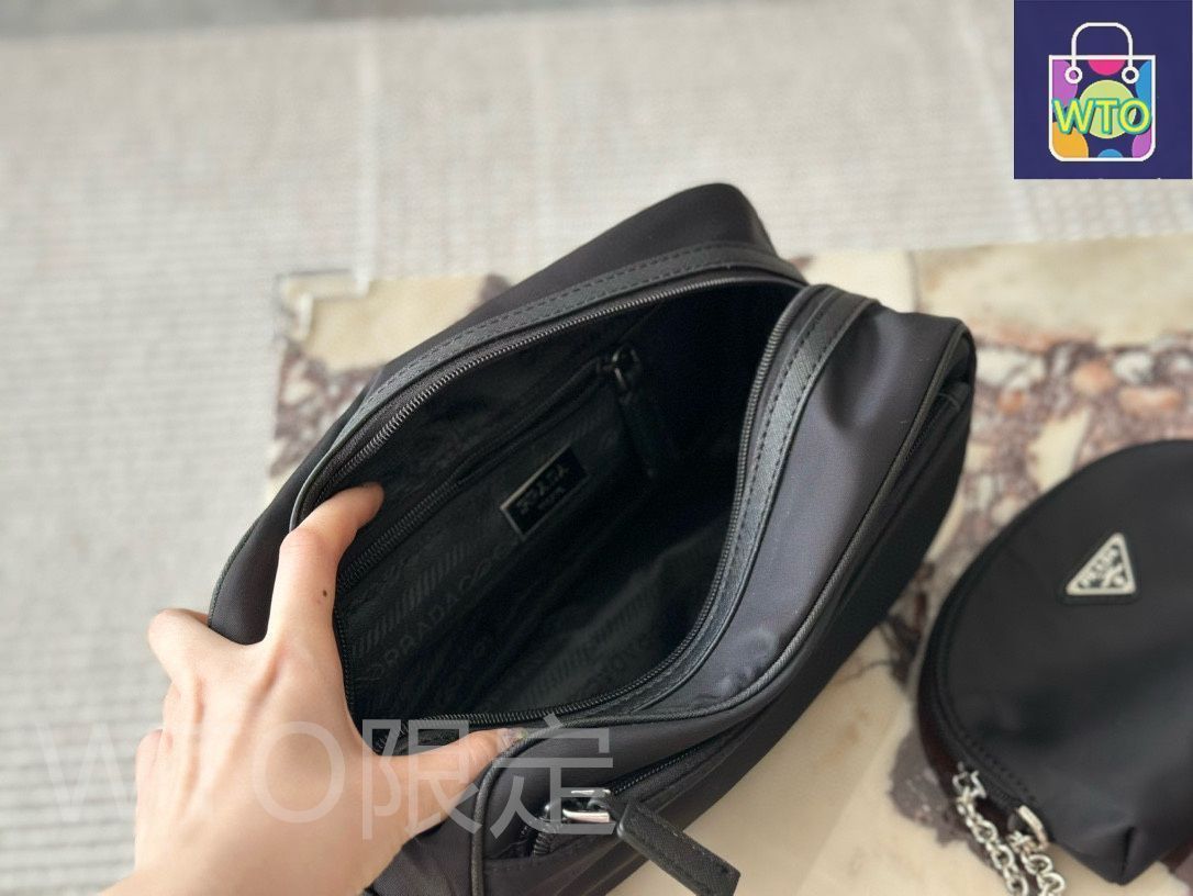 PRADA ポーチ　ミニ　コスメティックポーチ　　ポーチ　ブラックナイロン 今日特価】Prada Nylon Cosmetic Pouch プラダ ナイロン コスメ