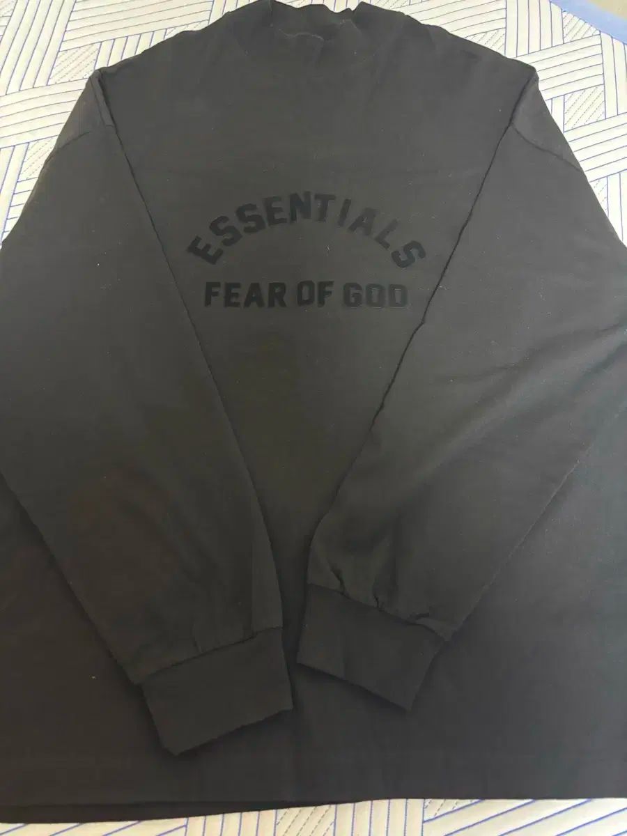 ESSENTIALS FEAR OF GOD 黒 ロングスリーブ FOG ESSENTIALS tシャツ ESSENTIALS/エッセンシャルズ BACK LOGO
