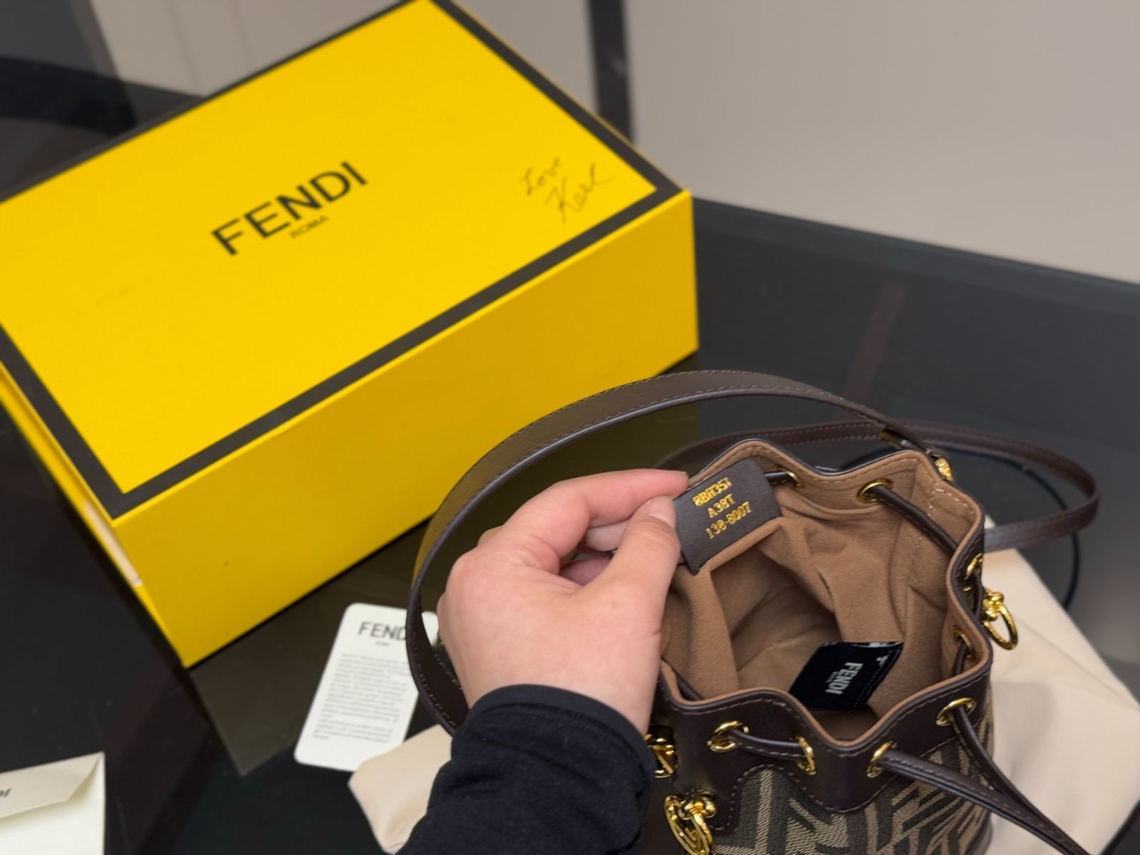 今日特価】Fendi クラシック バケットバッグ送料無料 今の在庫