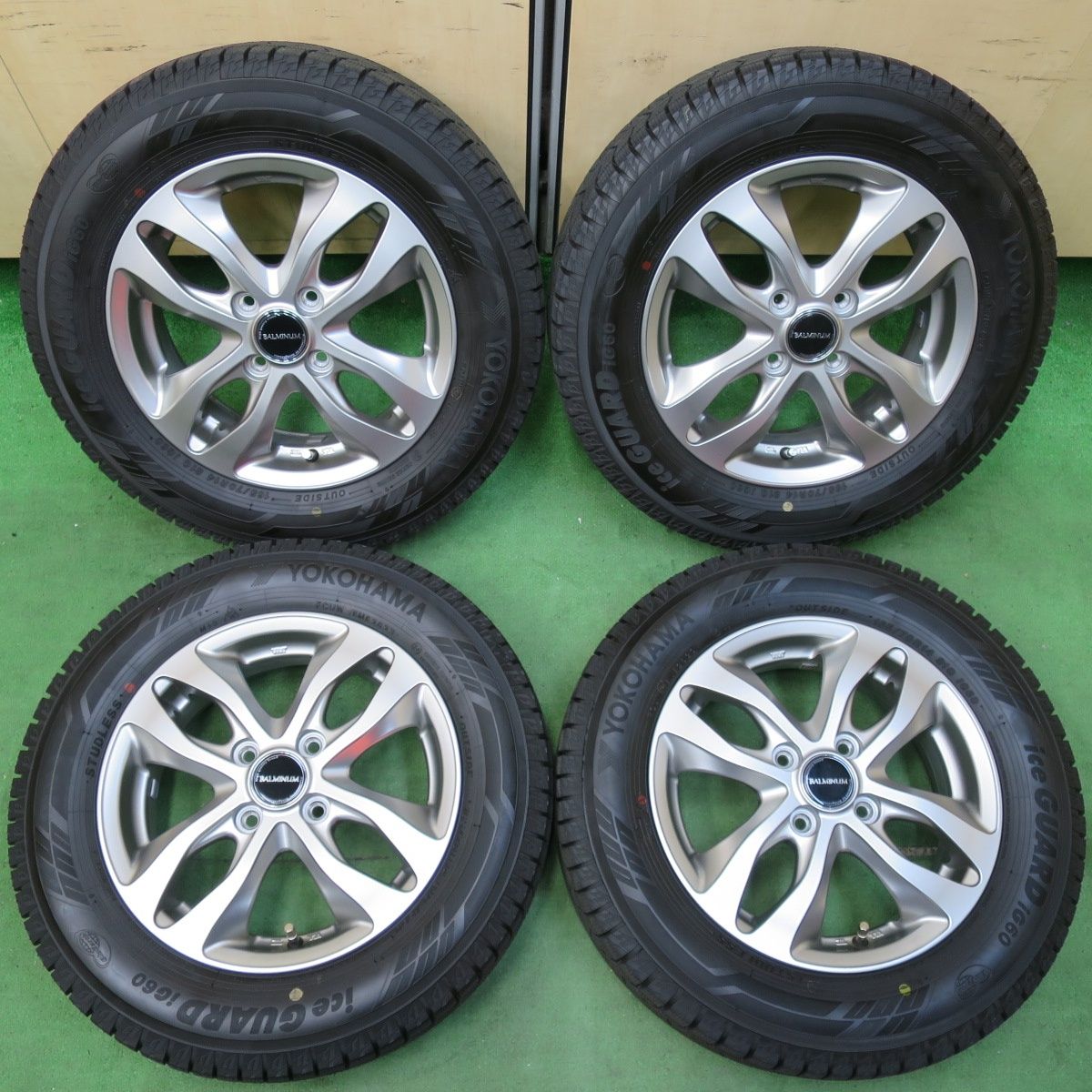 [送料無料] バリ溝！23年！キレイ！ほぼ10分スタッドレス 165/70R14 ヨコハマ アイスガード iG60 BALMINUM バルミナ 14インチ PCD100/4H5010701イス