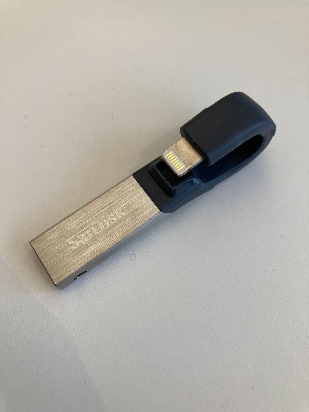 SanDisk iXpand Slim 64GB フラッシュドライブ 中古