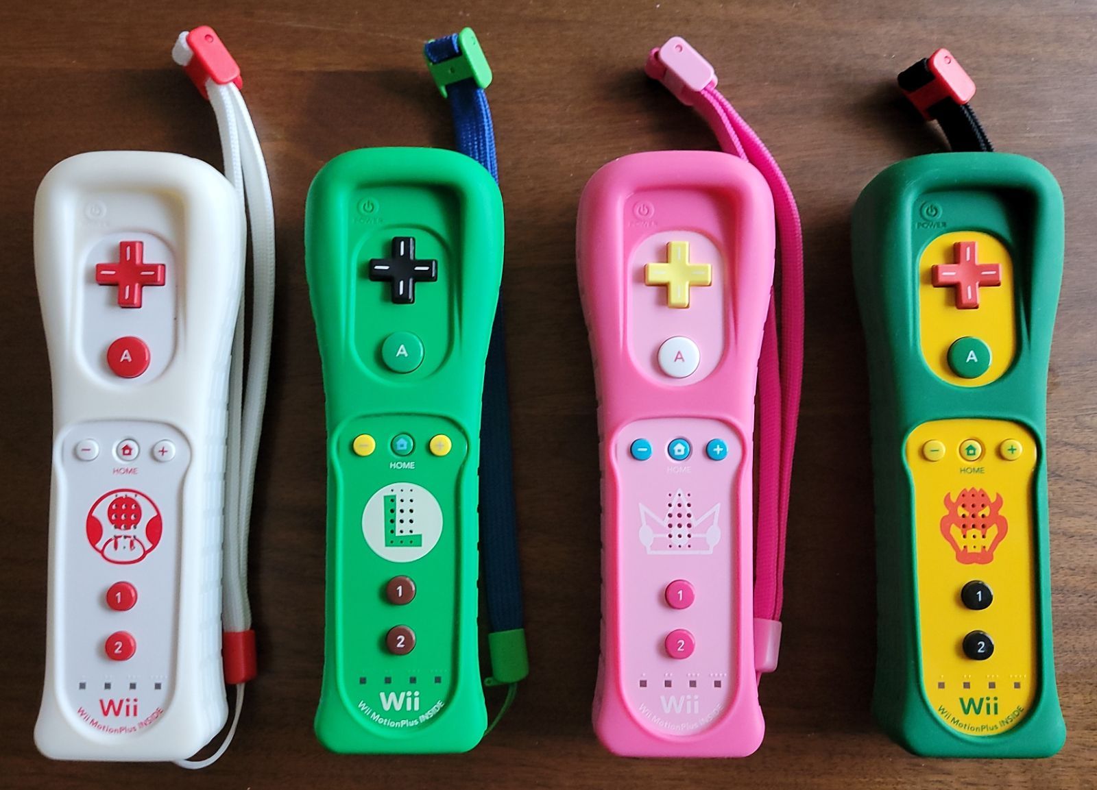 美品】wii、wiiuリモコン4本セット（ルイージ ピーチ キノピオ クッパ