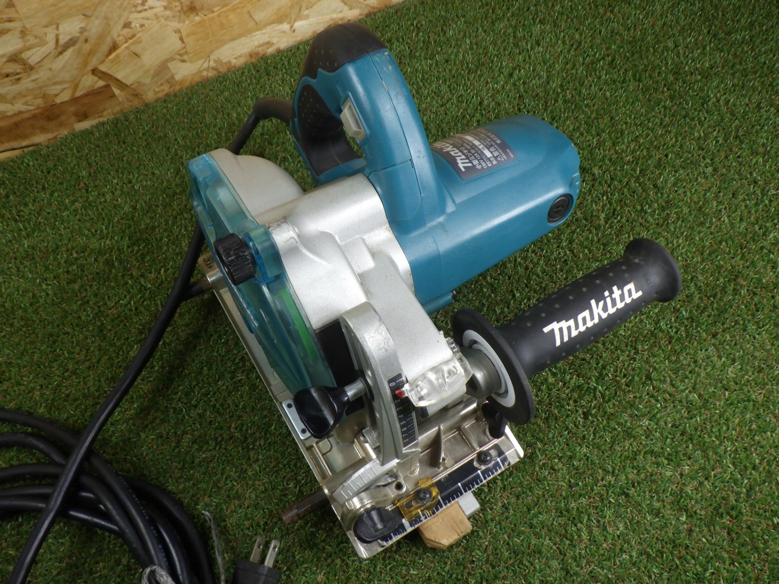 ベースのねじが1本違います