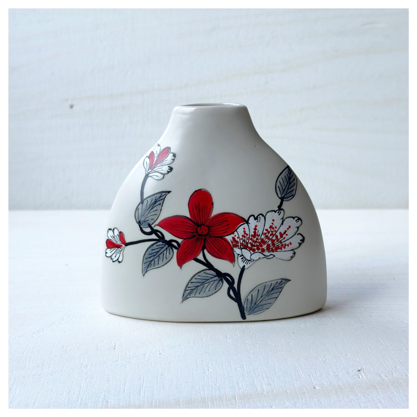 ベトナム　ソンべ バッチャン焼き　花器1点 新品 ベトナムのバッチャン焼き 花柄の平らな花瓶 - メルカリ