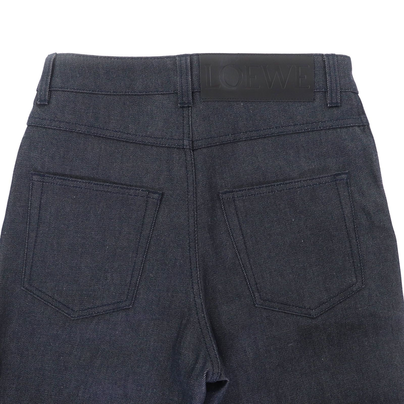 LOEWE ロエベ S2292112IB コットン100％ フィッシャーマン ストーンウォッシュド ボタンフライ レザーロゴパッチ付 デニムパンツ インディゴブルー 34 レディース DECORATOM_COM_BR