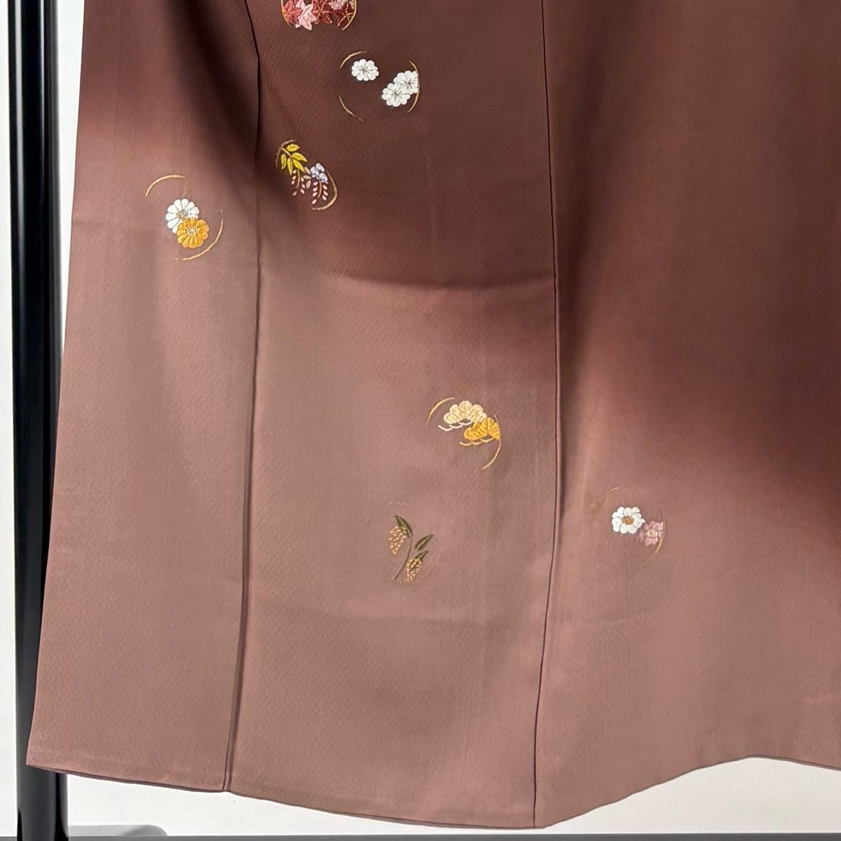 付け下げ 一つ紋 縫い紋 菊尽くし 和モダン 金彩 刺繍 正絹 躾糸付 X322 508mh10☆付下げ 一つ紋 部分刺繍 友禅 菊 女郎花☆しつけ付き美
