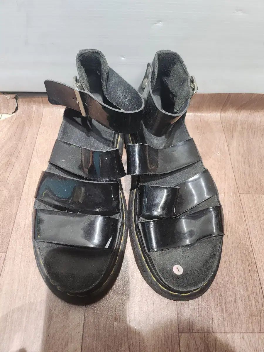 DR. MARTENS(ドクターマーチン) グラシア 光沢 サンダル 黒