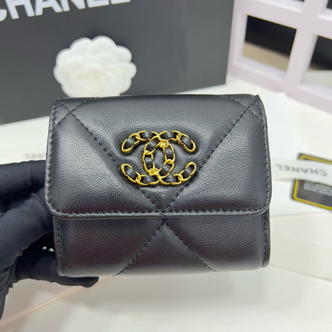 CHANEL シャネル　19 ディズヌフ　三つ折り　財布