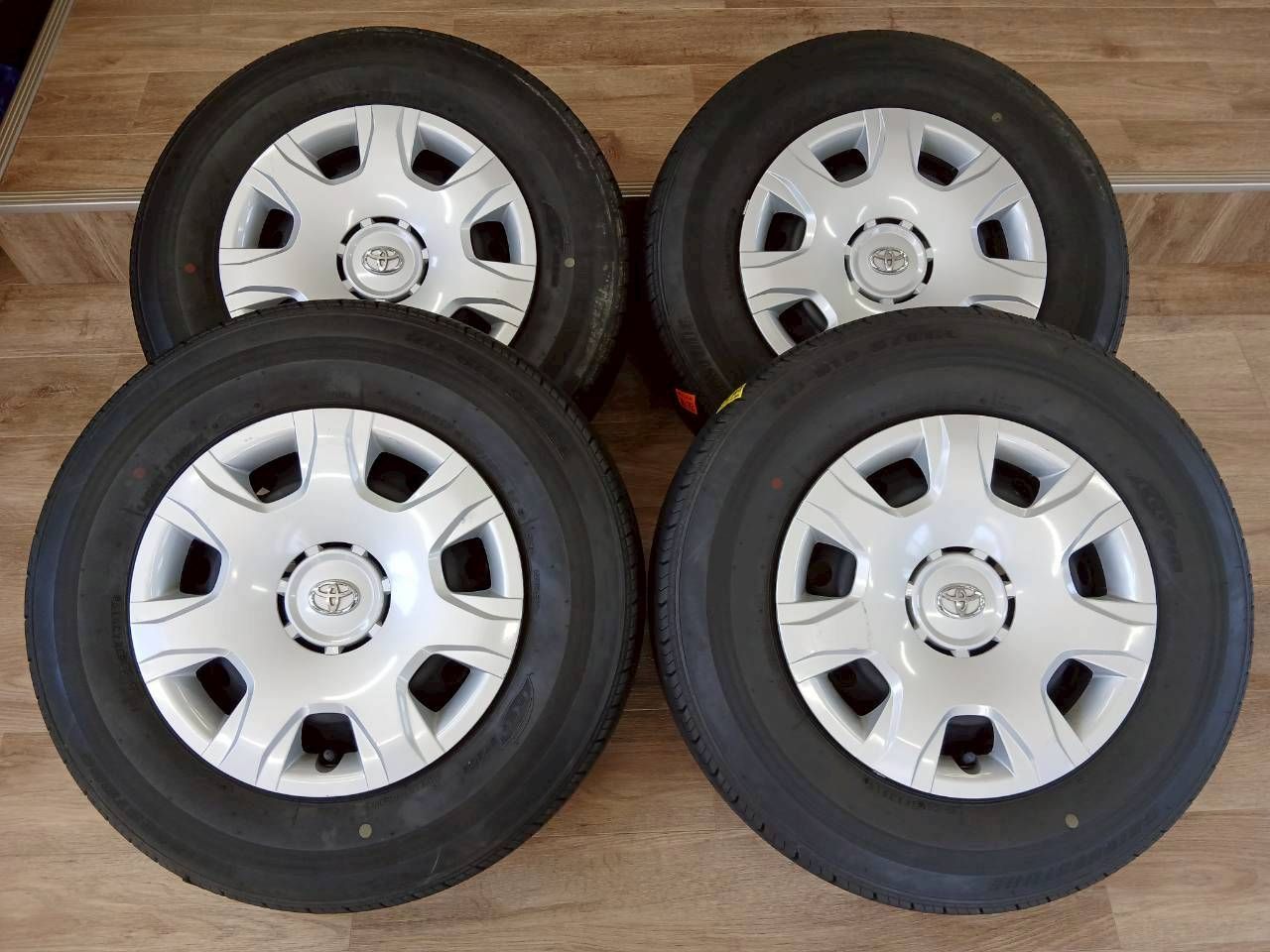 6型ハイエース 純正ホイール×サマータイヤセット195 80 R15