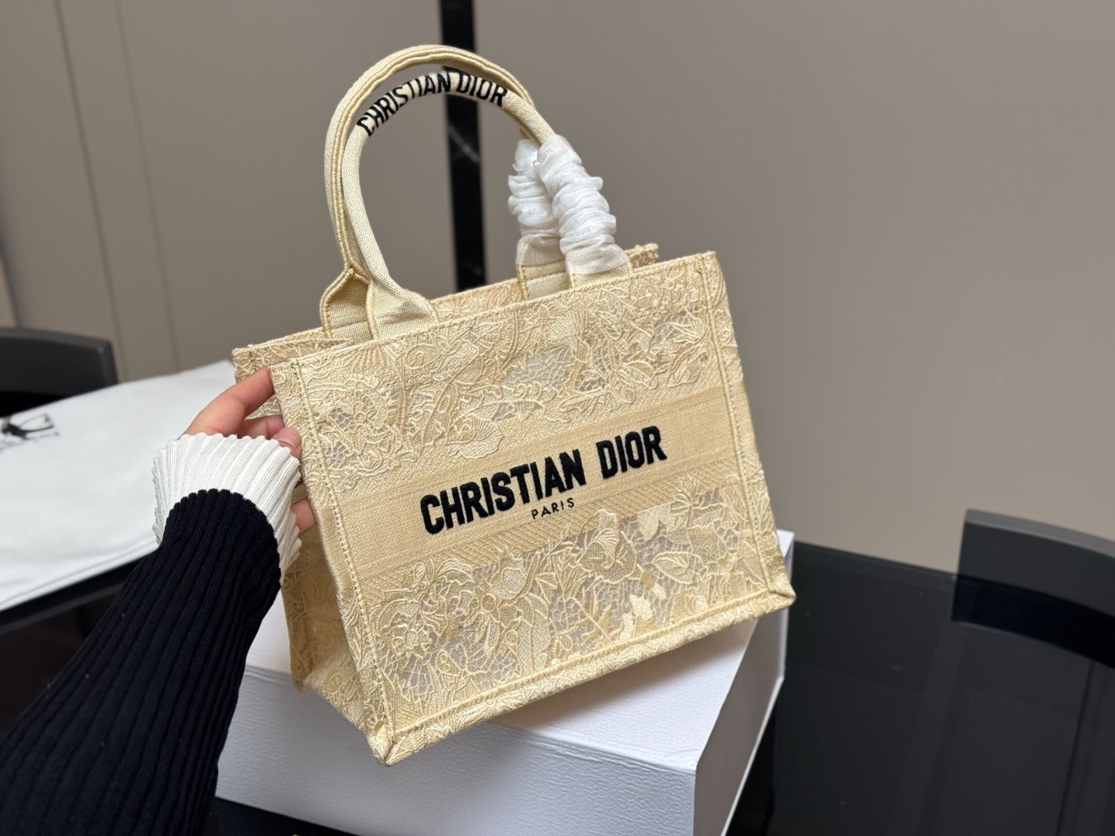 新品　未使用　Dior Book Toteバッグ　スモール 3D刺繍がかわいい】Dior☆バック スモール《BOOK TOTE》 (Dior