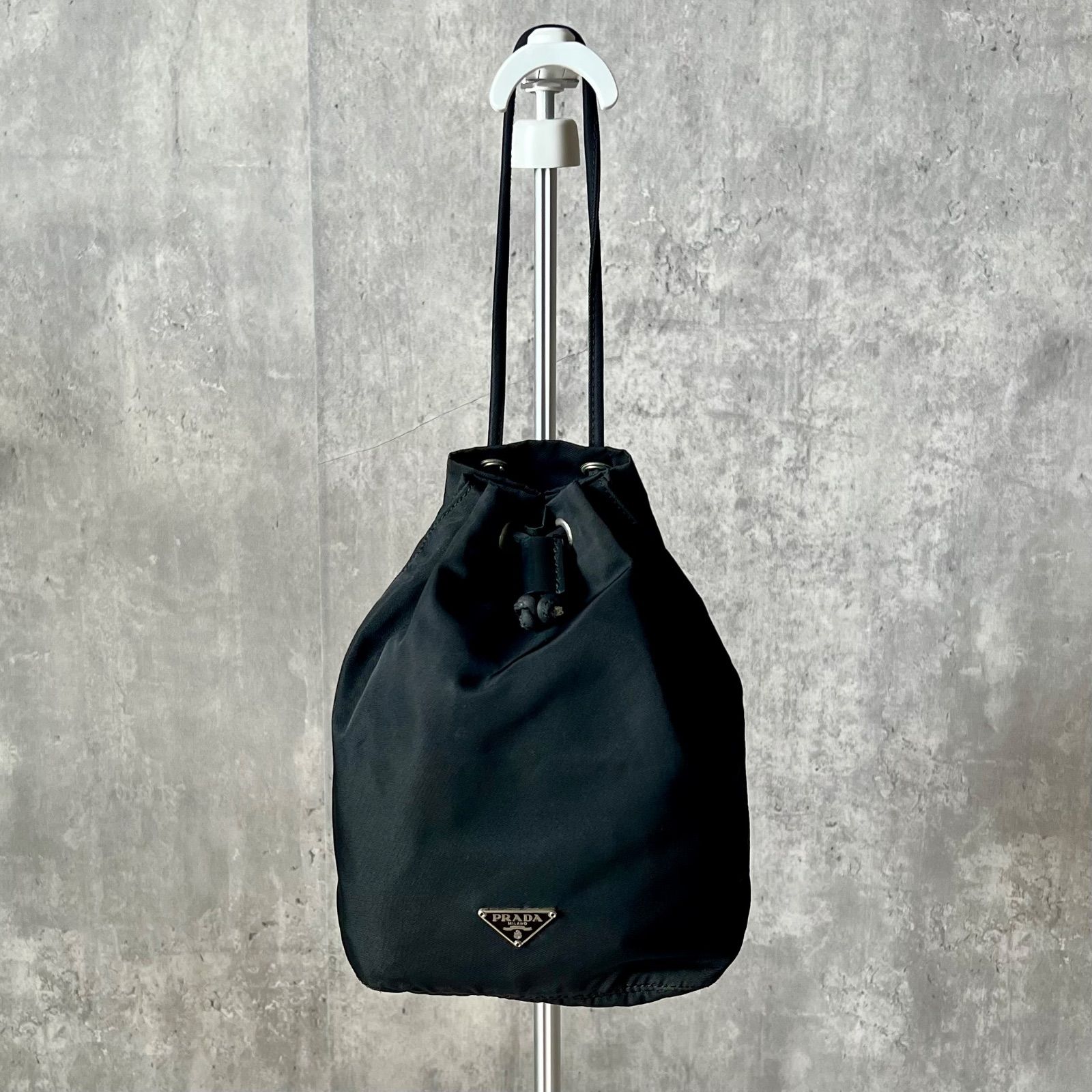 人気✨PRADA プラダ 巾着 ポーチ テステート 三角ロゴ 黒 PRADA プラダ 巾着ポーチ 黒 三角ロゴ 人気 - メルカリ