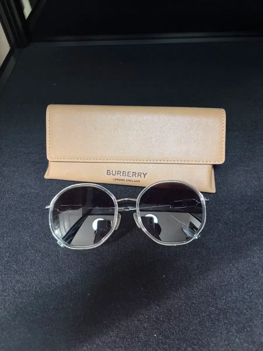 バーバリー シルバー フレーム サングラス