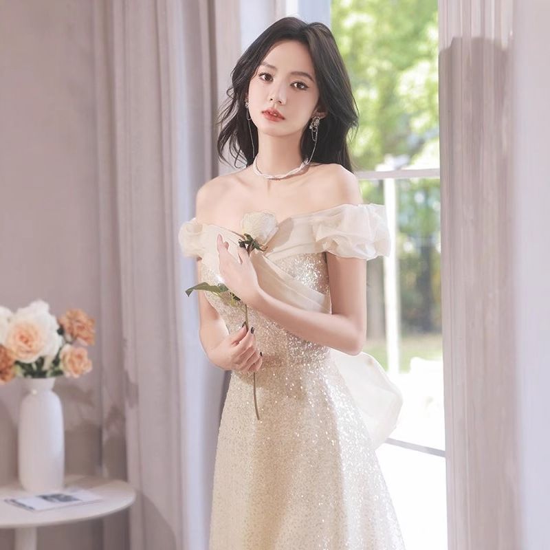 夏の ワンショルダー シャンパンゴールド イブニングドレス 女性用 気品溢れる軽奢華 小さなブランド 司会者ドレス