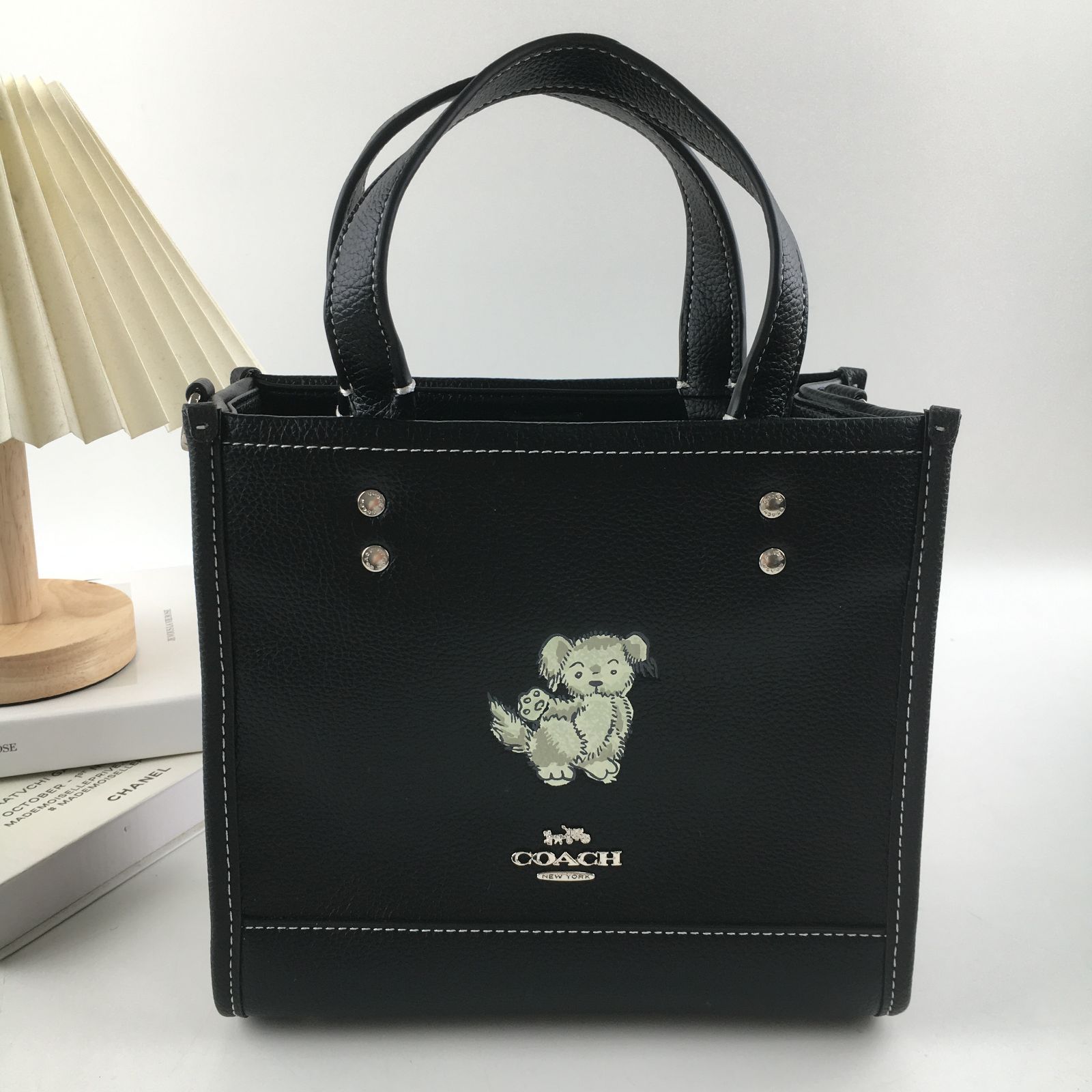 新品 COACH コーチバッグ デンプシー トート22?ハッピー ドッグ ブラック - メルカリ