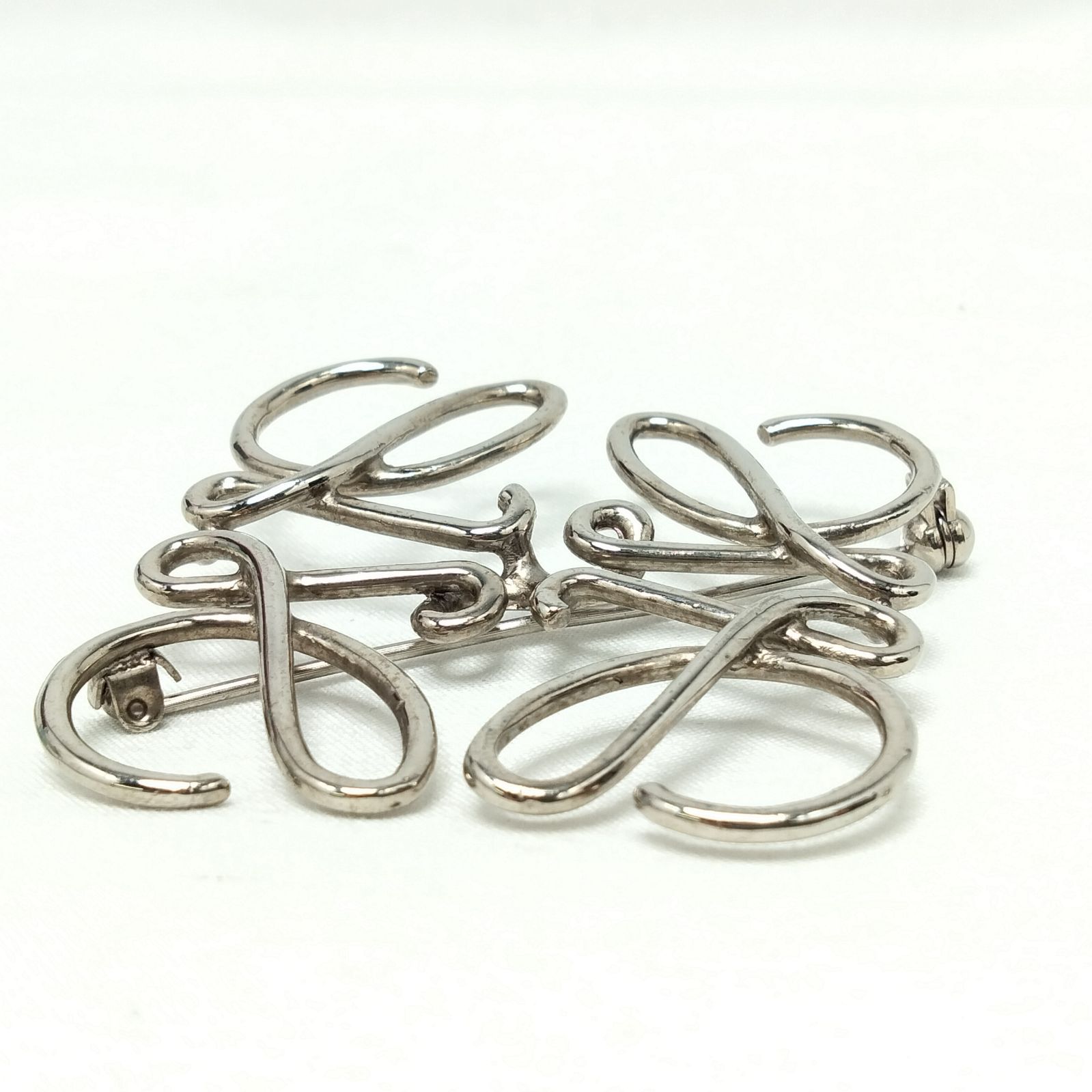 LOEWE アナグラムブローチ LOEWE アナグラム ブローチ | シルバー