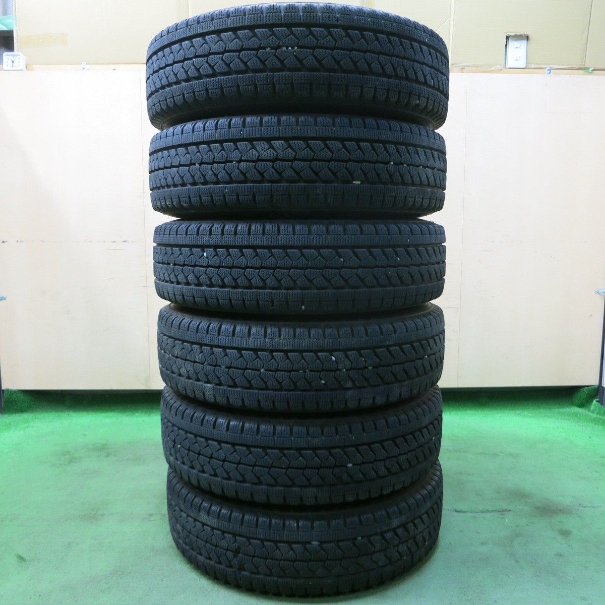 ブリヂストン BLIZZAK W979 195/75R15 109/107L LT 6本 9.5分溝3本と9 ブリヂストン BLIZZAK W979 195/75R15 109/107L LT 6本 9.5分溝3本と9