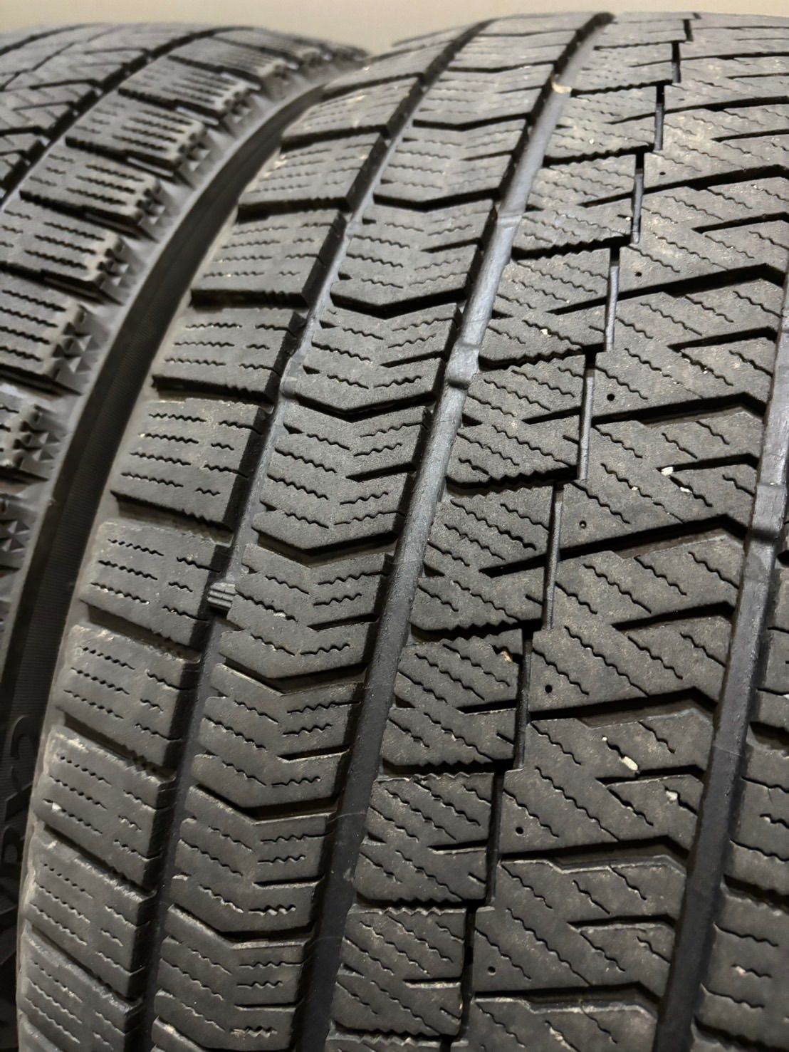 セール開催中！ 225 40R18 BRIDGESTONE VRX2 19年製 スタッドレス 4本 ブリヂストン ブリザック 南5-K236 配送商品は通常配送無料。