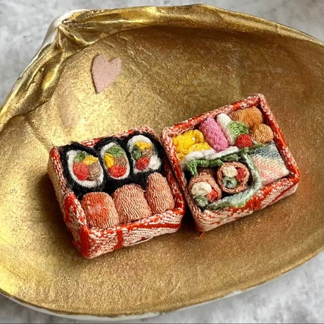 古布　縮緬細工　月見　うさぎ　人形　ハンドメイド 古布縮緬細工うさぎぬいぐるみハンドメイド餅つきうさぎ