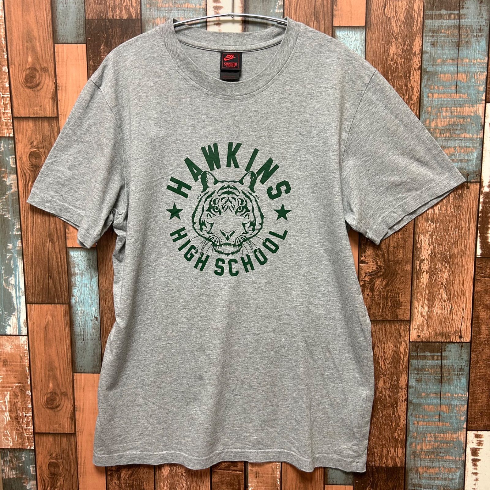 NIKE x STRANGER THINGS ナイキ ストレンジャーシングス 別注 HAWKINS HIGH SCHOOL  Tシャツ　メンズ　サイズ:M