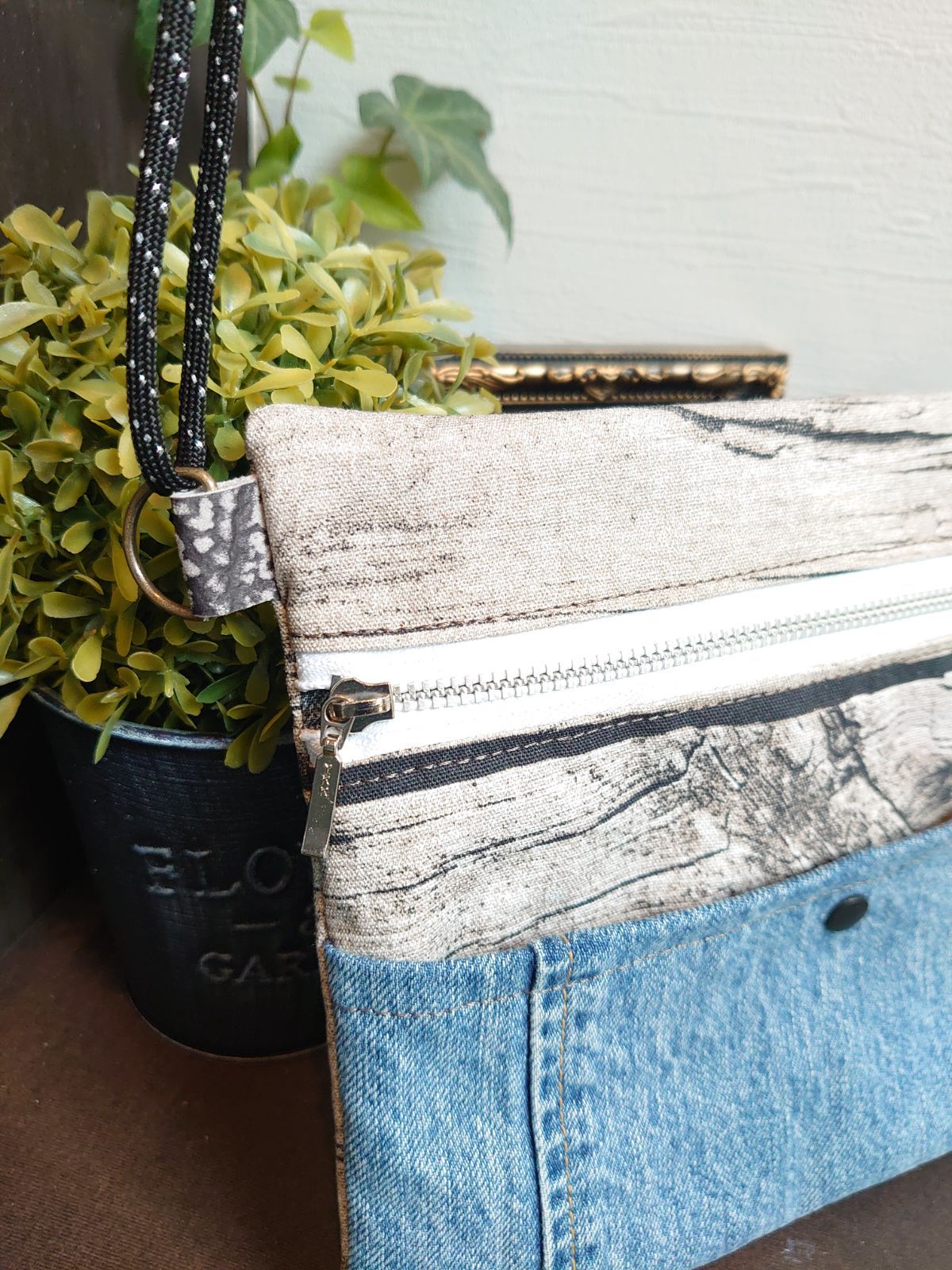 No.68 【リメイクデニム サコッシュ♪】木目調🎄🎄×デニムリメイク  