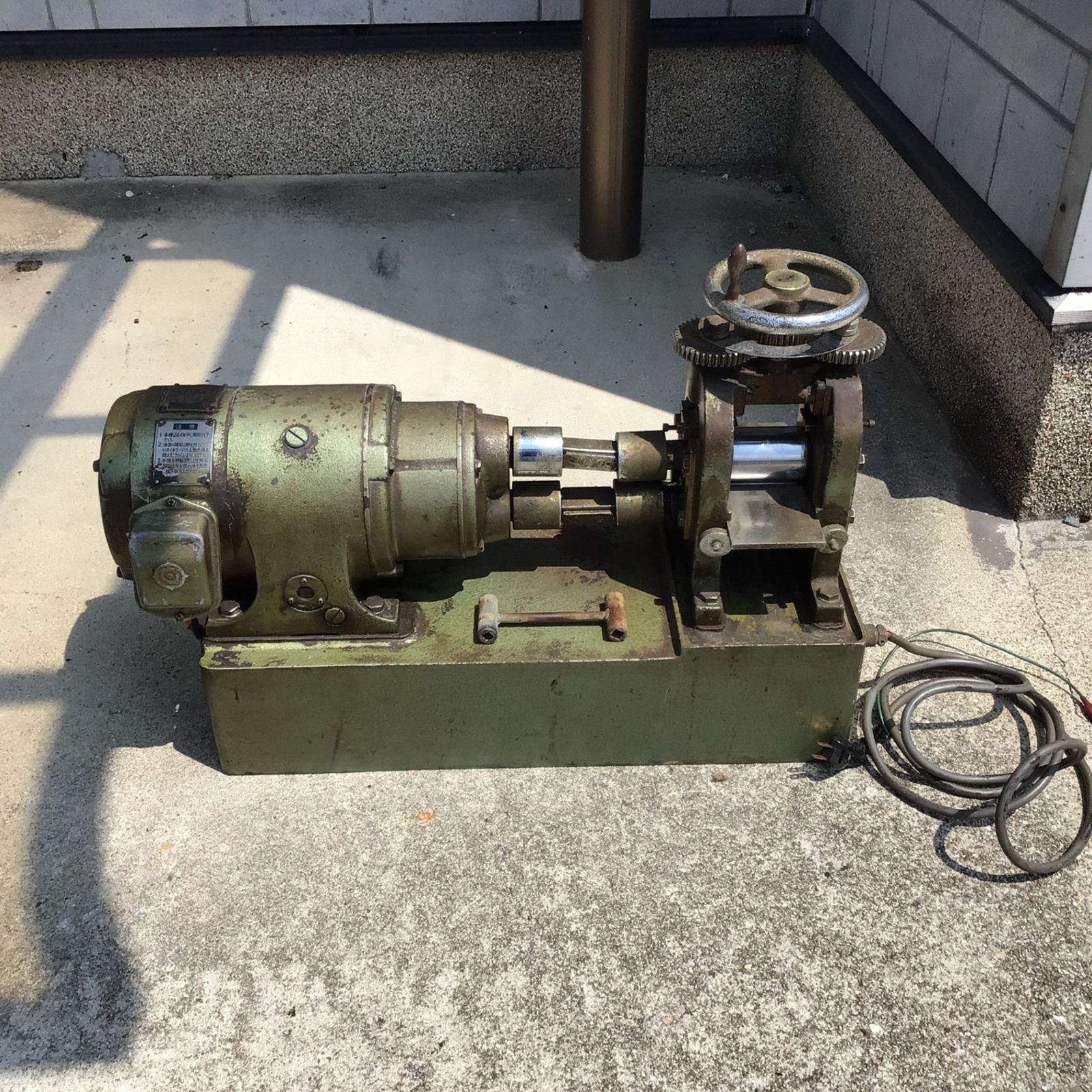 手渡し/愛知県】8260 【彫金】日立 小型電動式圧縮圧延機 電動