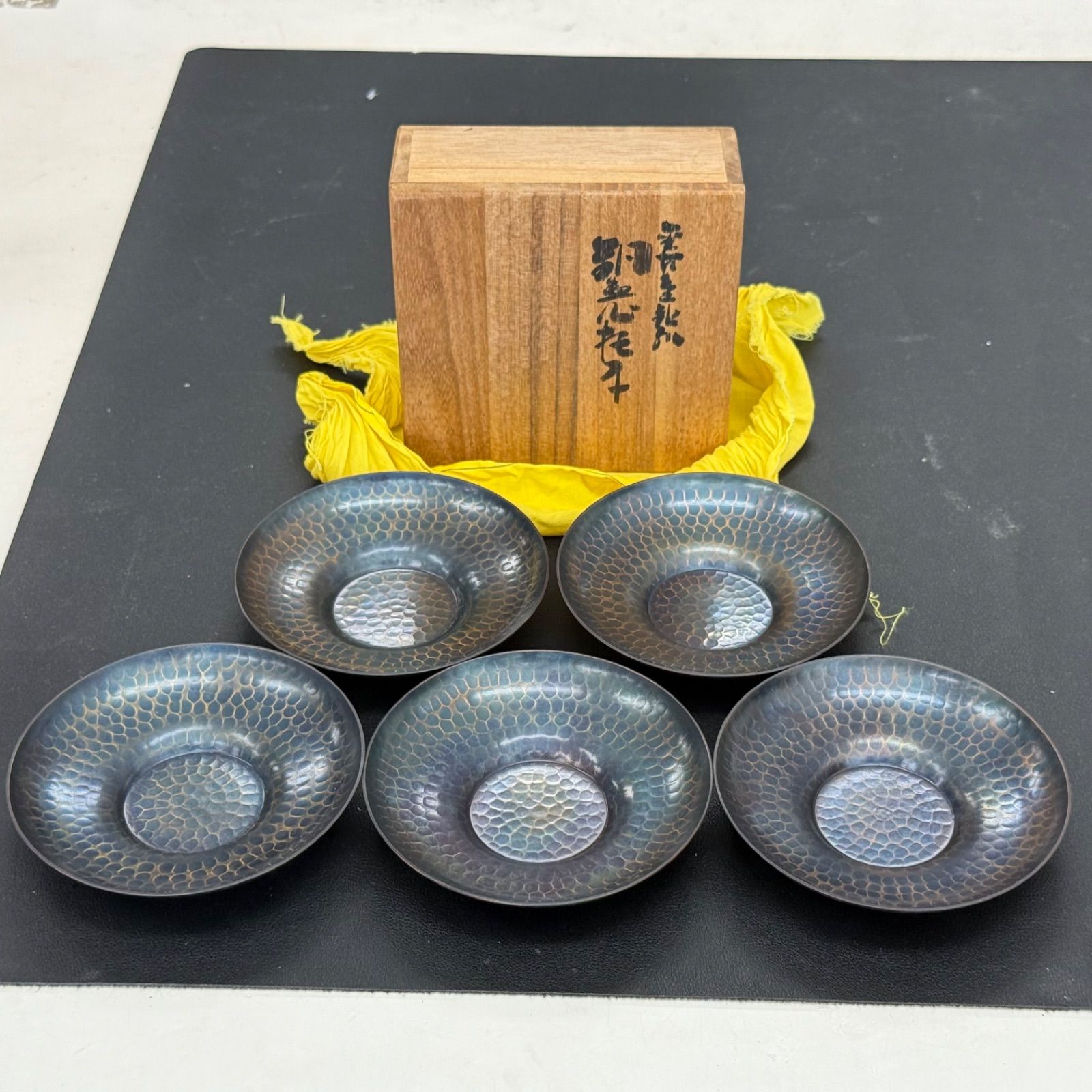 未使用】玉川堂 茶托5枚 槌目文様 銘あり 金属茶器 木箱付 未使用】玉川堂 茶托5枚 槌目文様 銘あり 金属茶器 木箱付