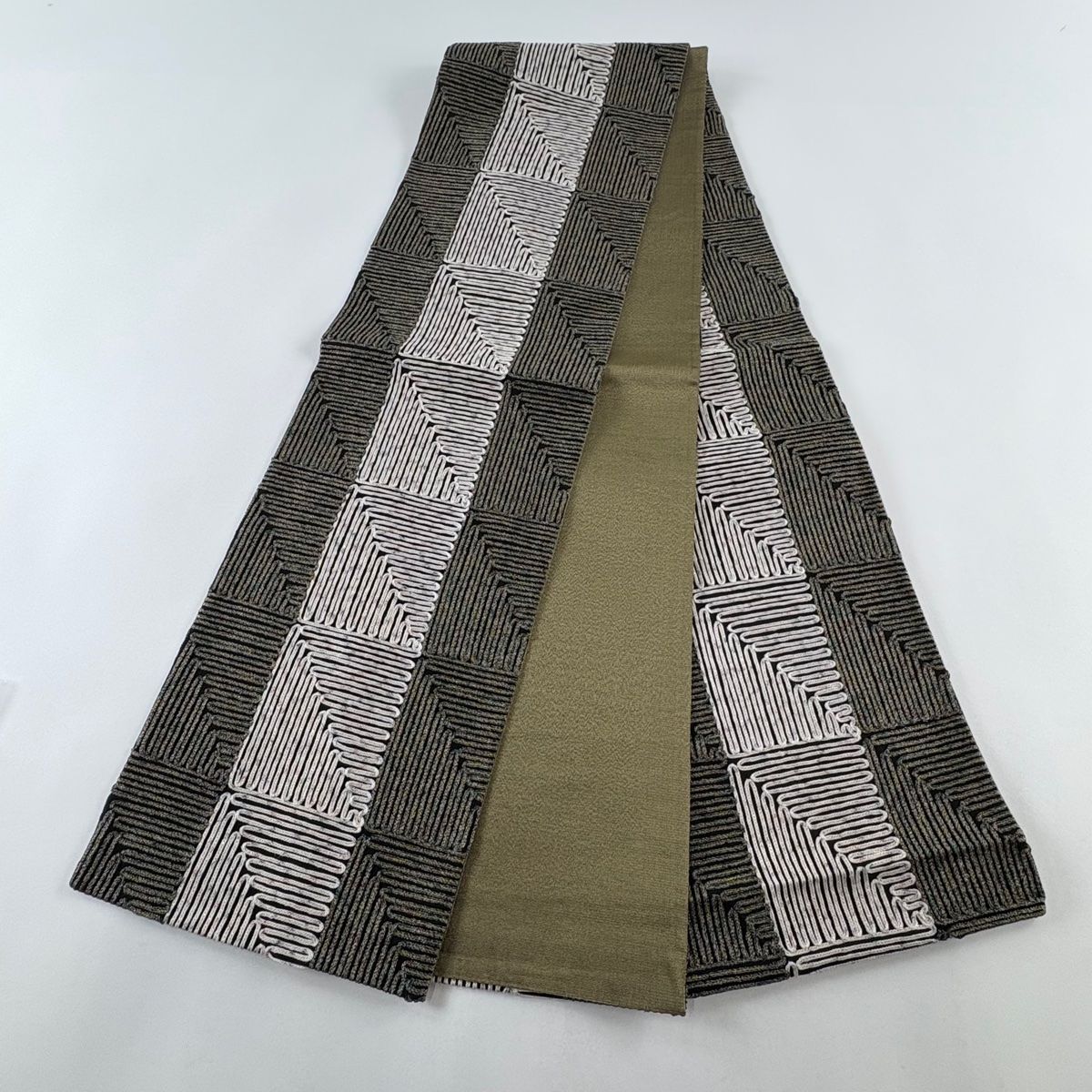袋帯 美品 名品 無月 落款 幾何学 刺繍 箔 黒 全通 正絹 【中古
