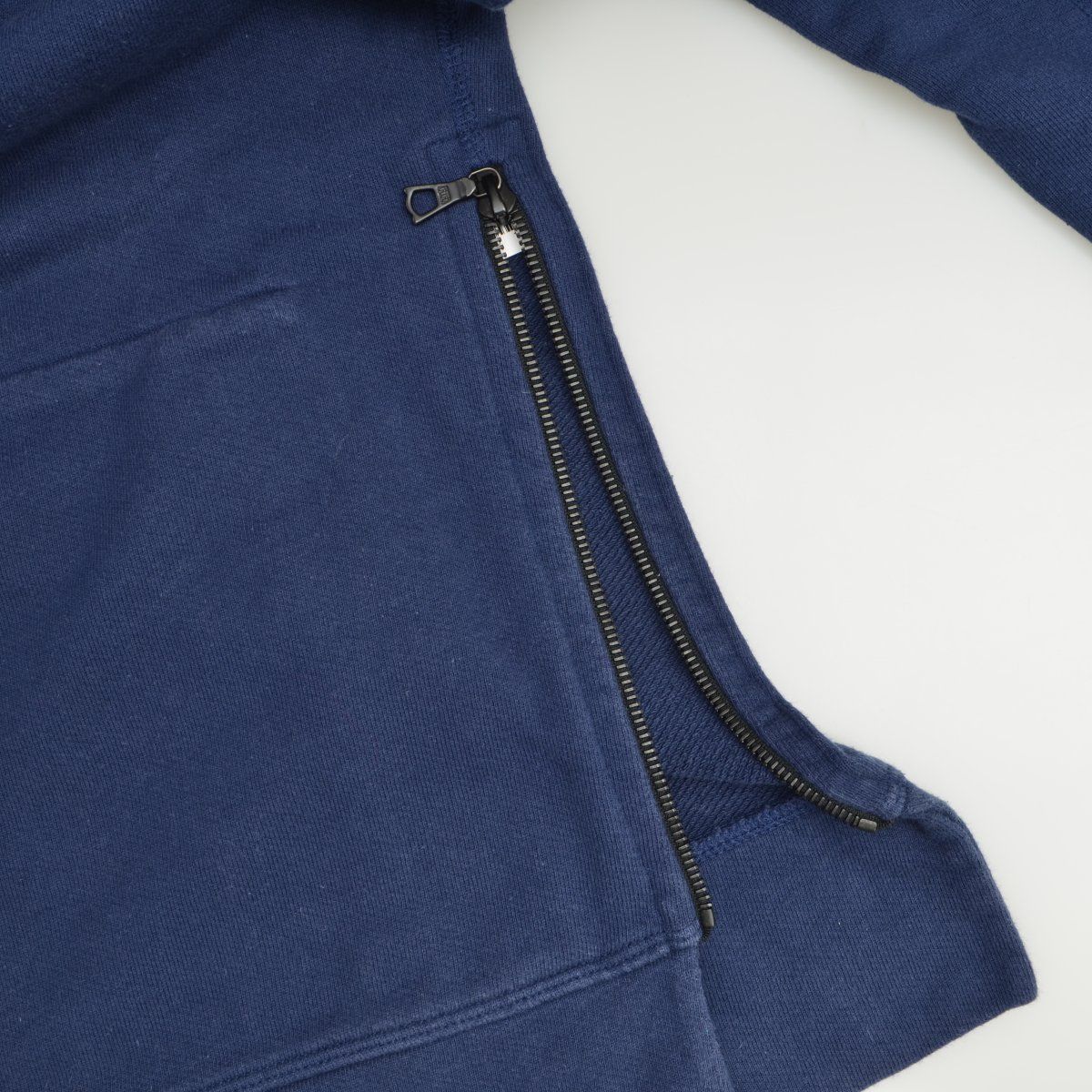 【JOHNELLIOTT】サイドジップ インポケット プルオーバー長袖スウェット JOHNELLIOTT】サイドジップ インポケット プルオーバー長袖スウェット