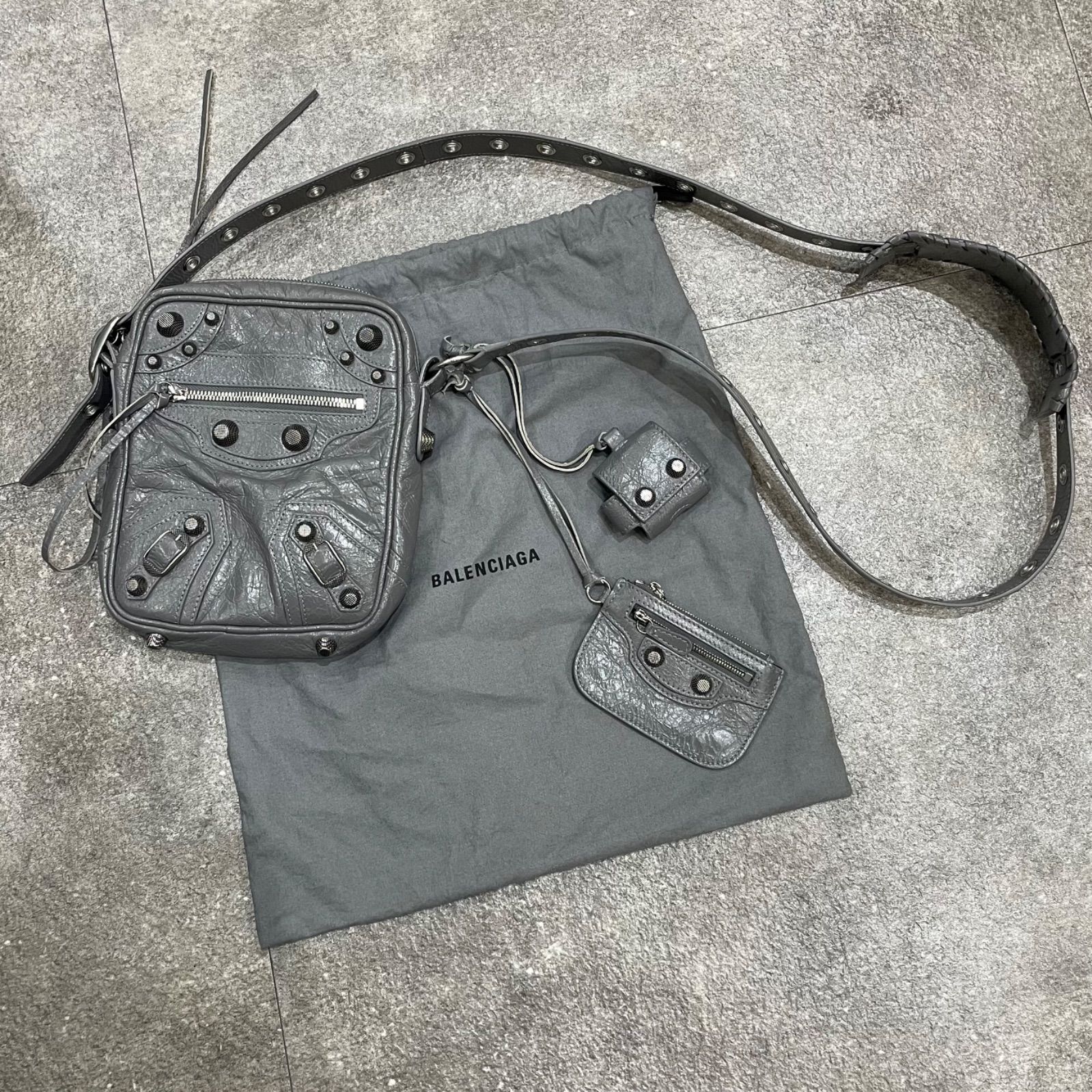 a*8様 【希少】訳ありBalenciaga AirPods proケース バレンシアガ