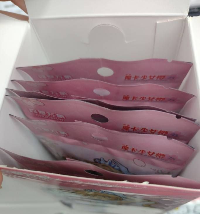 中国限定 1BOX カードキャプターさくら 缶バッジ＆カード