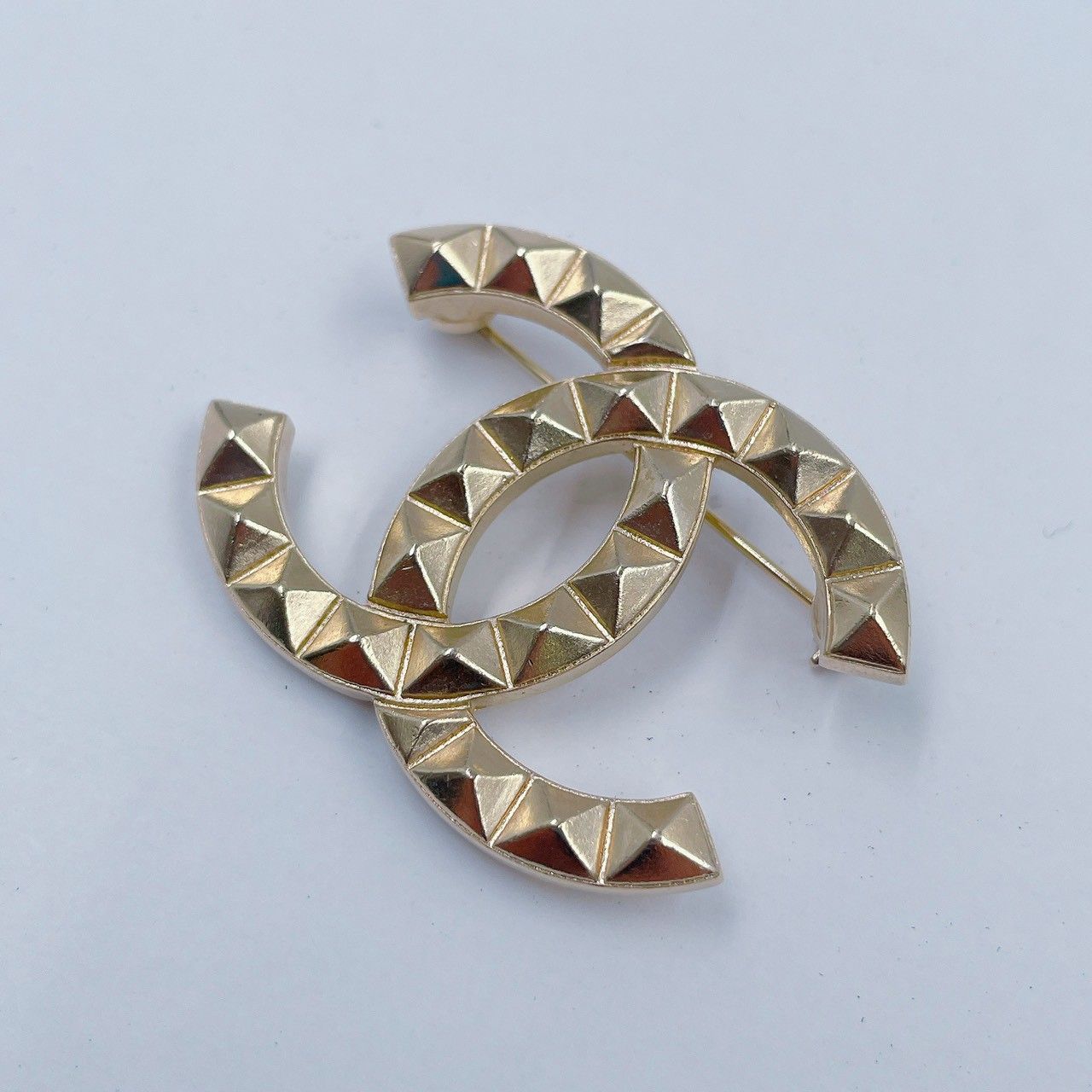 CHANEL シャネル スタッズ バッジ ココマーク スタッズデザイン コスチュームジュエリー A17C ブローチ ユニセックス メタル ゴールド