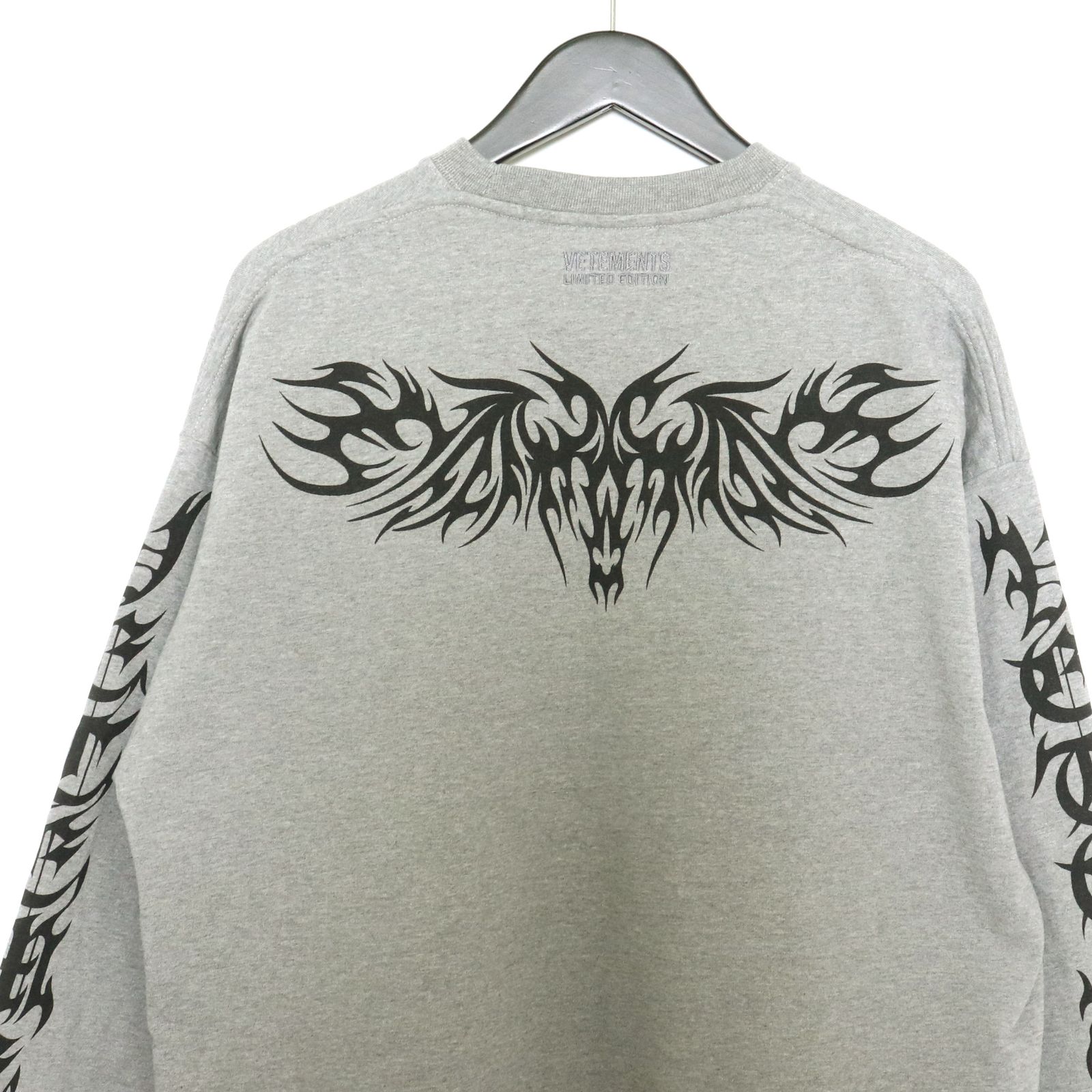 VETEMENTS 21AW ゴシックロゴ ロングスリーブ VETEMENTS ゴシックロゴロングスリーブカットソー - メルカリ