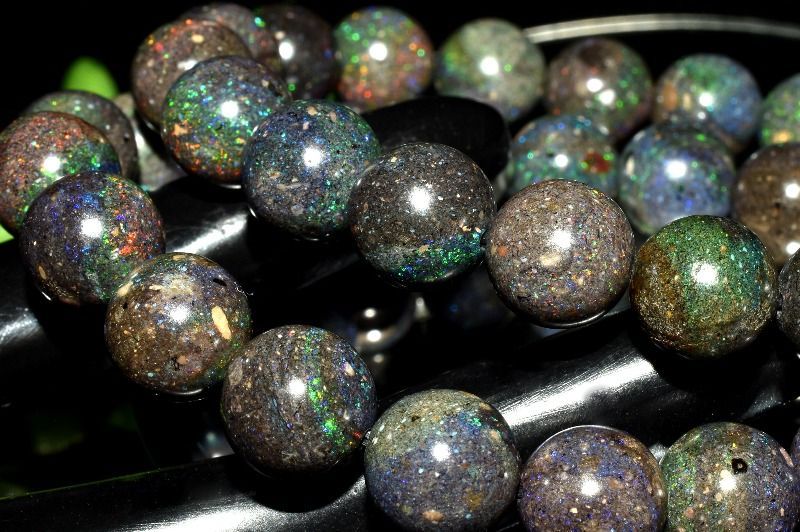 神秘的な虹色の輝き ブラックマトリックスオパール 12.5mm