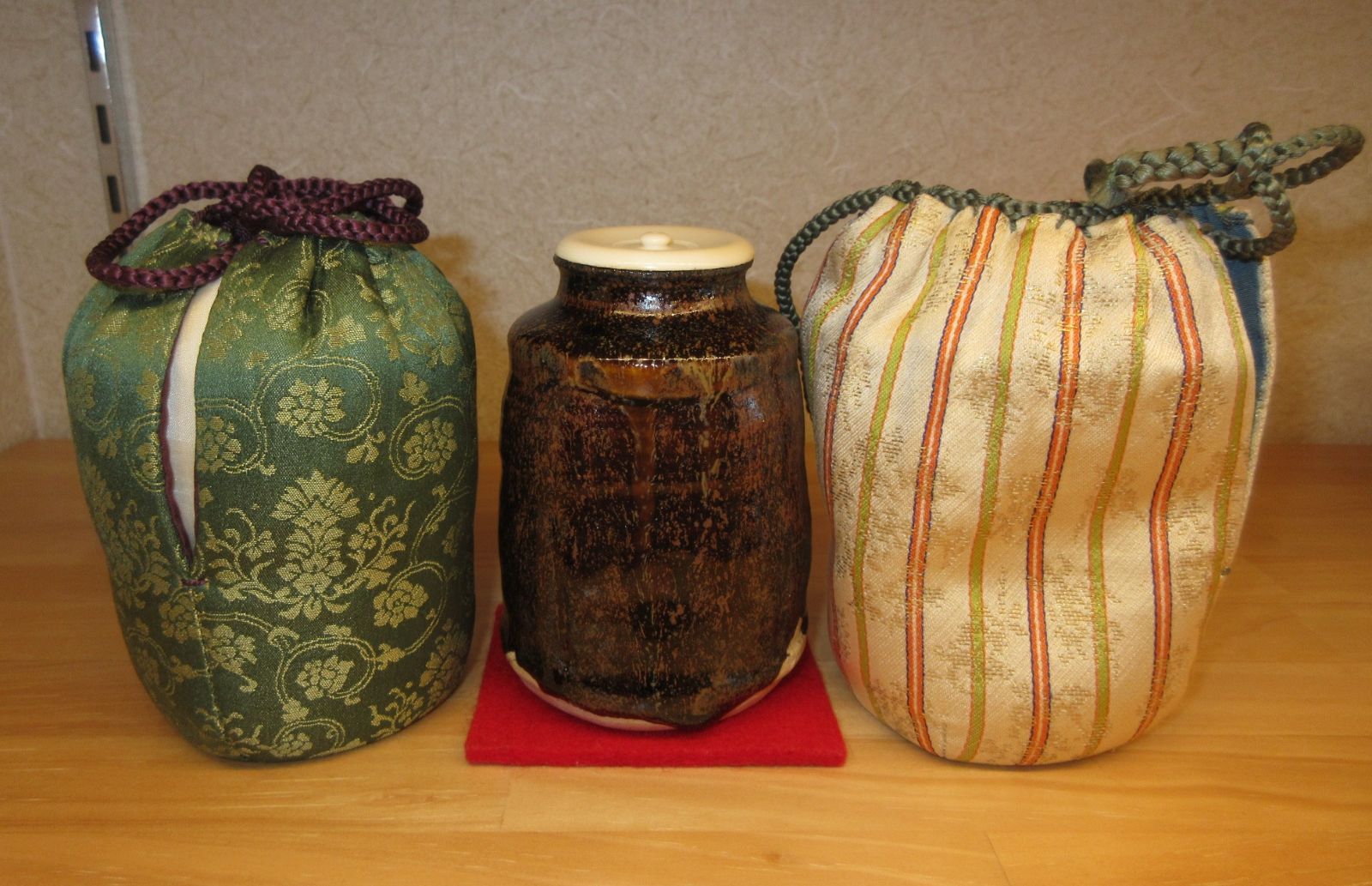 送料込【逢絢亭】茶道具 茶入 美濃焼 瀬戸 肩衝形 仕覆２点 加藤芳右衛門 共箱 逢絢亭】茶道具 茶入 美濃焼 瀬戸 肩衝形 仕覆2点 加藤芳右衛門