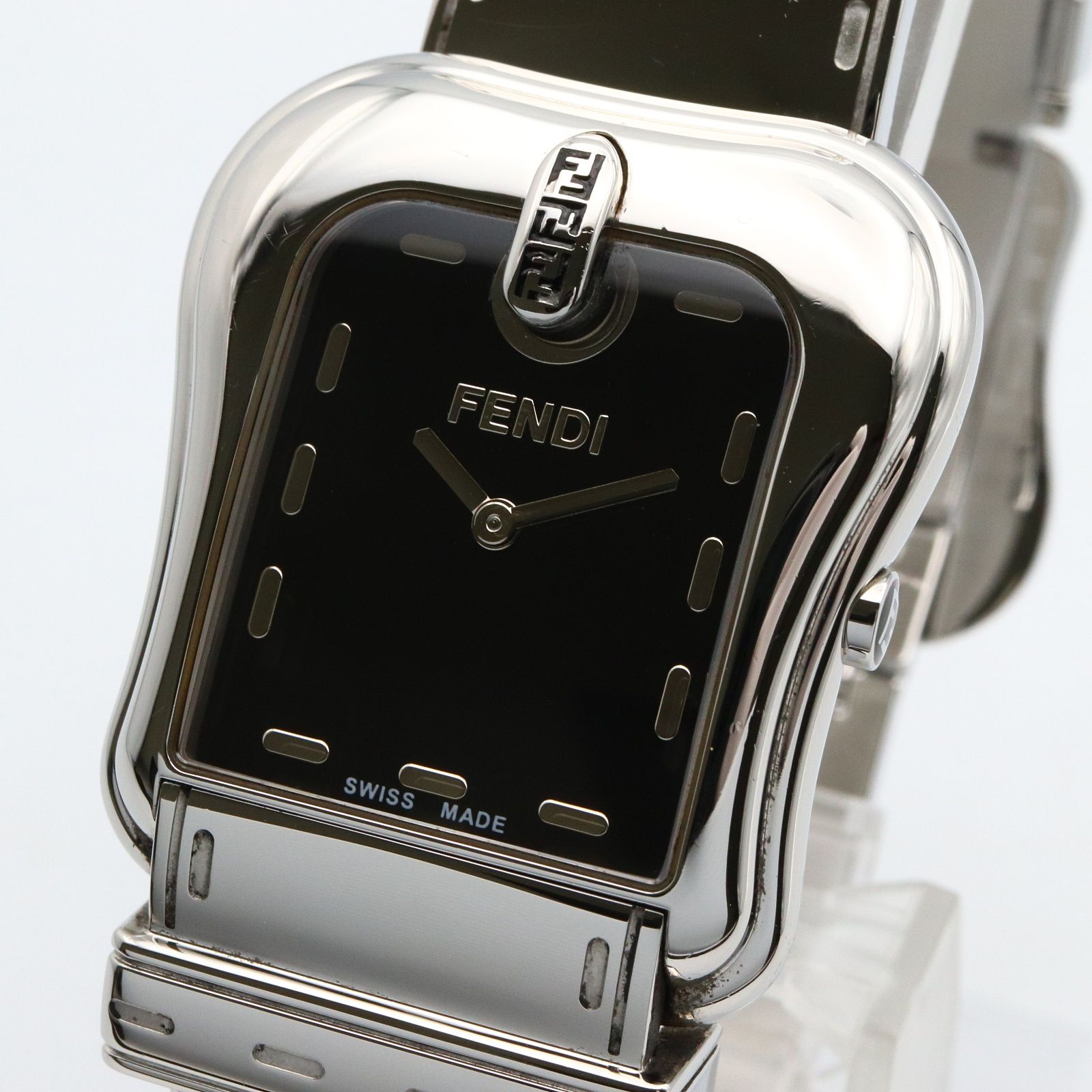 腕時計 バックルモチーフ