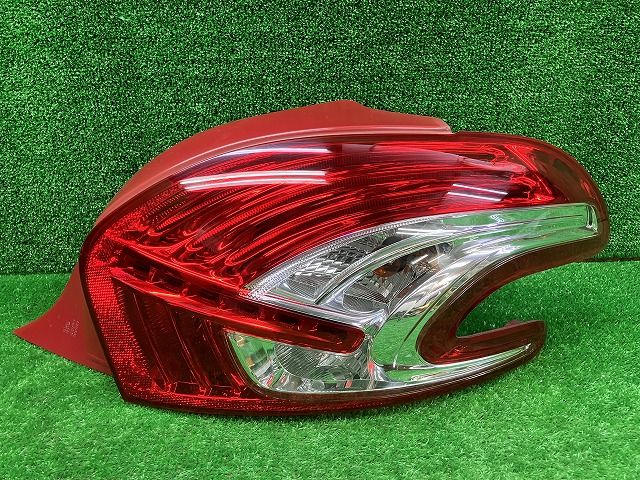 比較的綺麗　プジョー　A95F01　208　LED玉切れなし　右テールレンズ　10120　250108225
