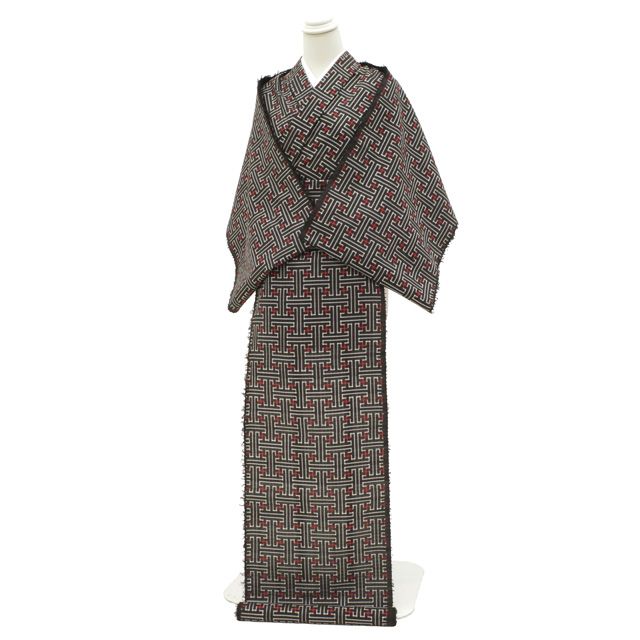 本場奄美大島紬 着物 着尺 反物 正絹 大島紬 手織り 泥染 黒地 ブラック 秋名 龍郷 幾何学柄 袷にも 単衣にも カジュアル 春 秋 冬 未仕立て みやがわ sb 15446