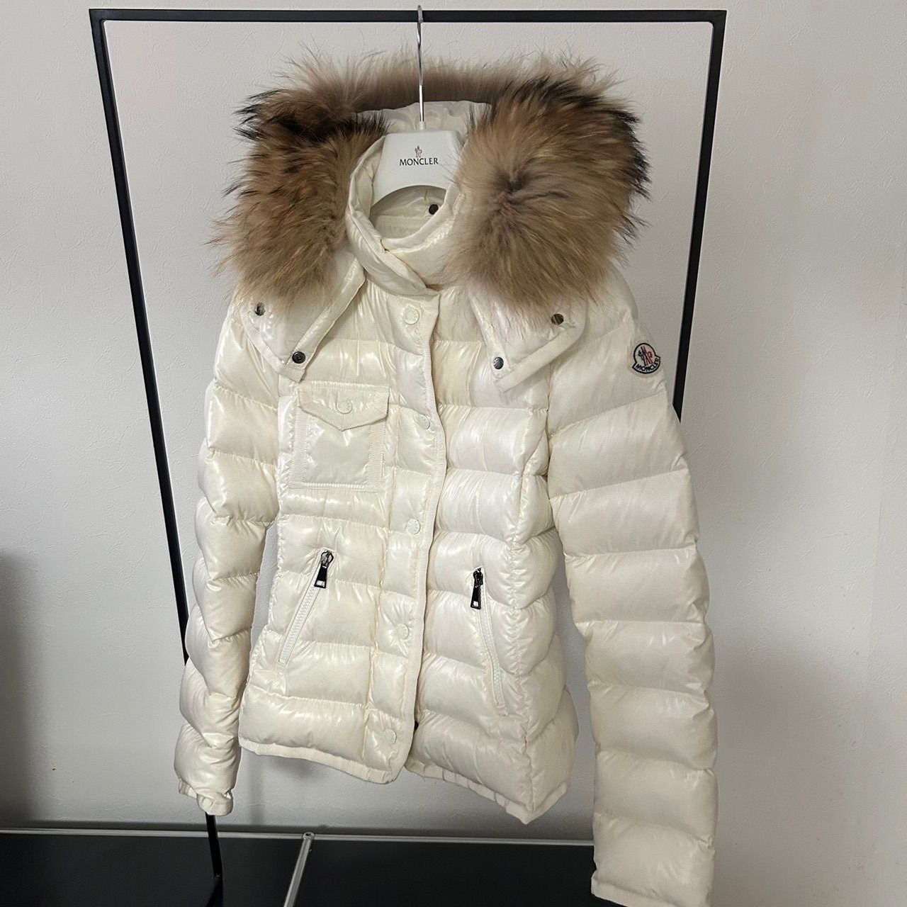 ほぼ未使用★現行MONCLER ARMOISE リアルファー ホワイト ほぼ未使用☆現行MONCLER ARMOISE リアルファー ホワイト