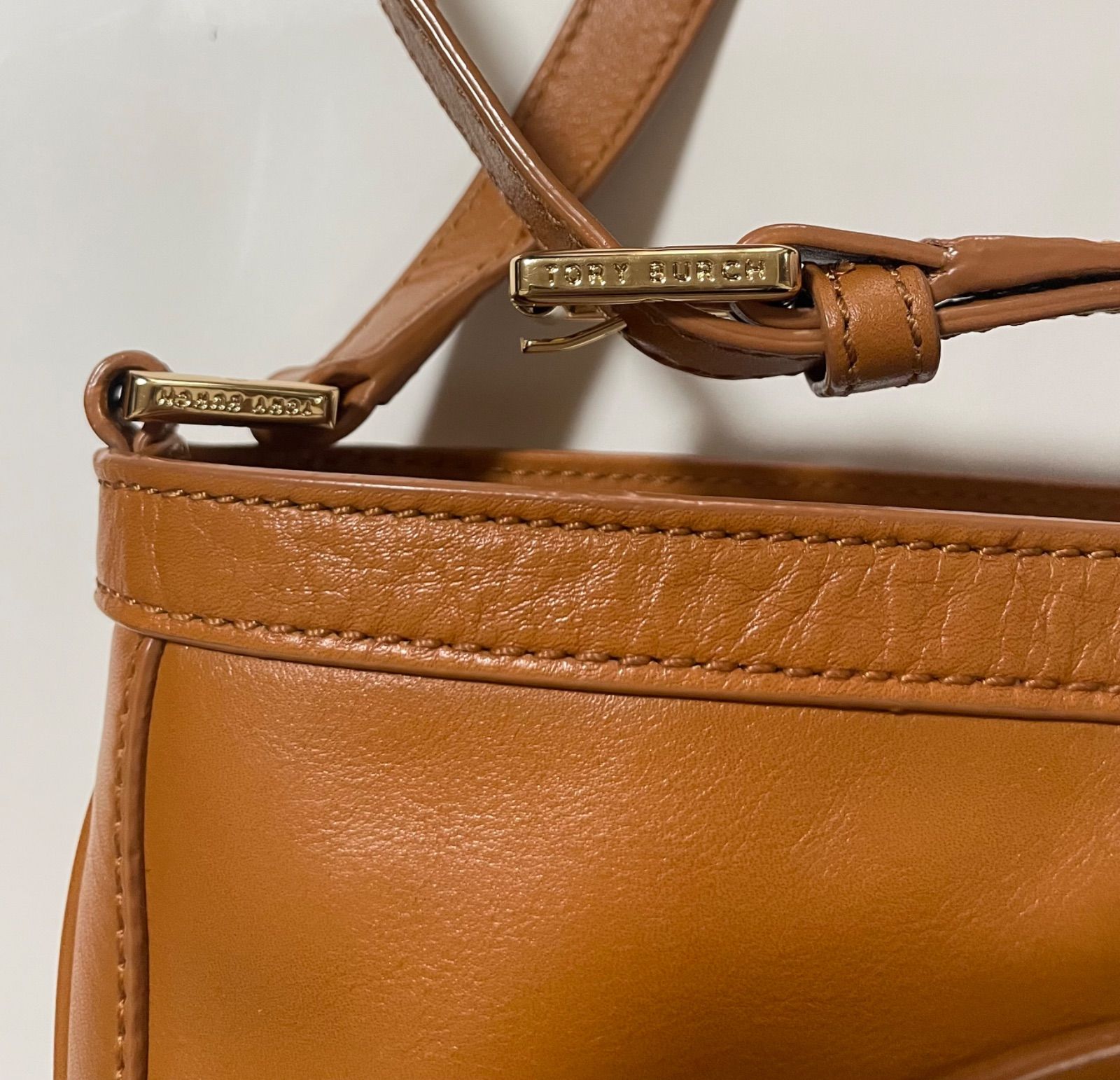 TORY BURCH レザー クロスボディ エンボス デカロゴ ショルダーバッグ TORY BURCH レザー クロスボディ エンボス デカロゴ ショルダー