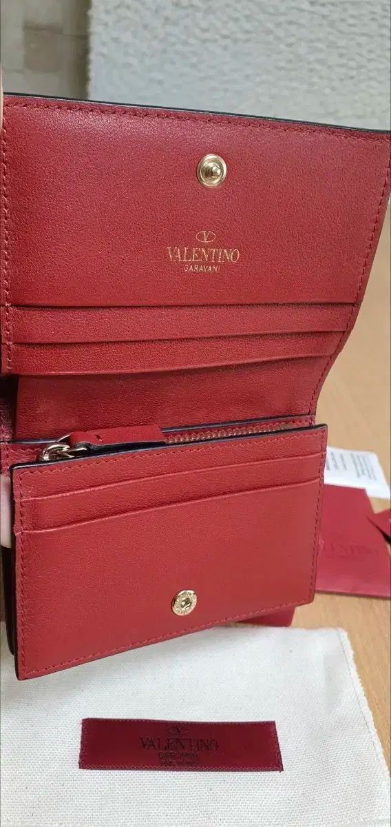 VALENTINO ヴァレンティノ 二つ折り 財布 ロックスタッズ レッド Valentino(ヴァレンティノ) ロックスタッズ 財布/二つ折り財布