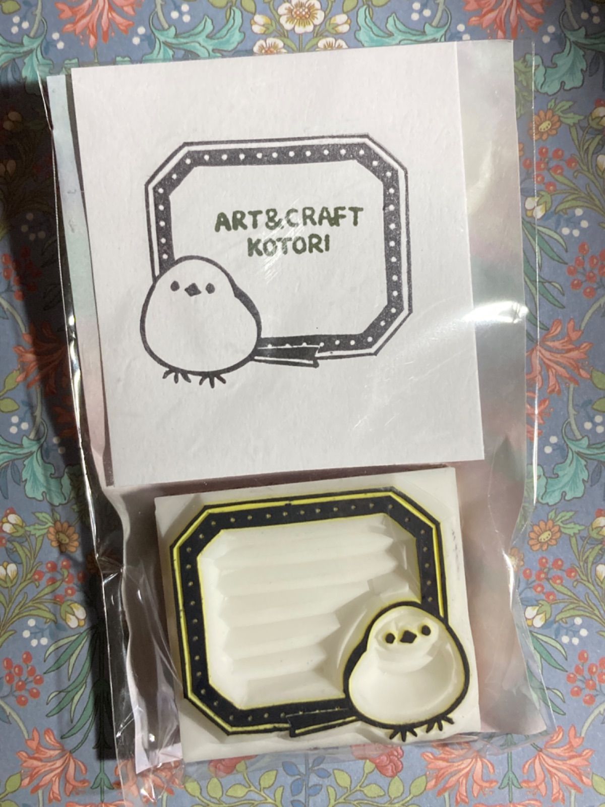 消しゴムはんこNo.347 シマエナガと手袋