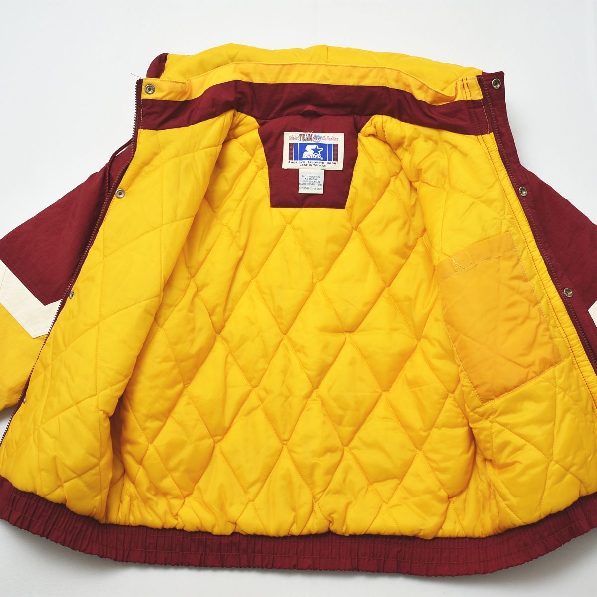 90s ヴィンテージ スターター STARTER NFL レッドスキンズ ワシントンコマンダース フーデット ナイロン ジャケット 裏地 中綿 キルティング ジャンパー L ボルドー x イエロー ストリート メンズ KANDAIZUMI_COM