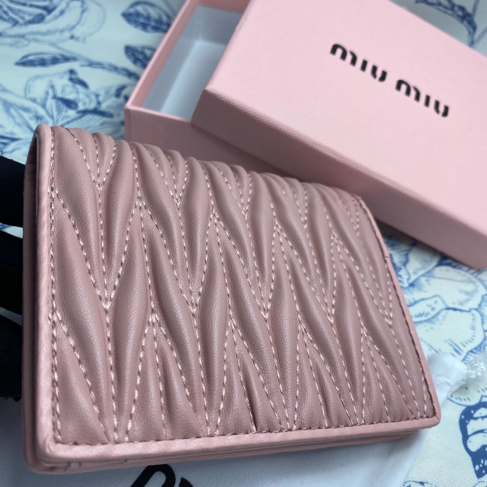 MIUMIU 折り財布 マテラッセ ピンクベージュ 【即発・新品未使用 ...