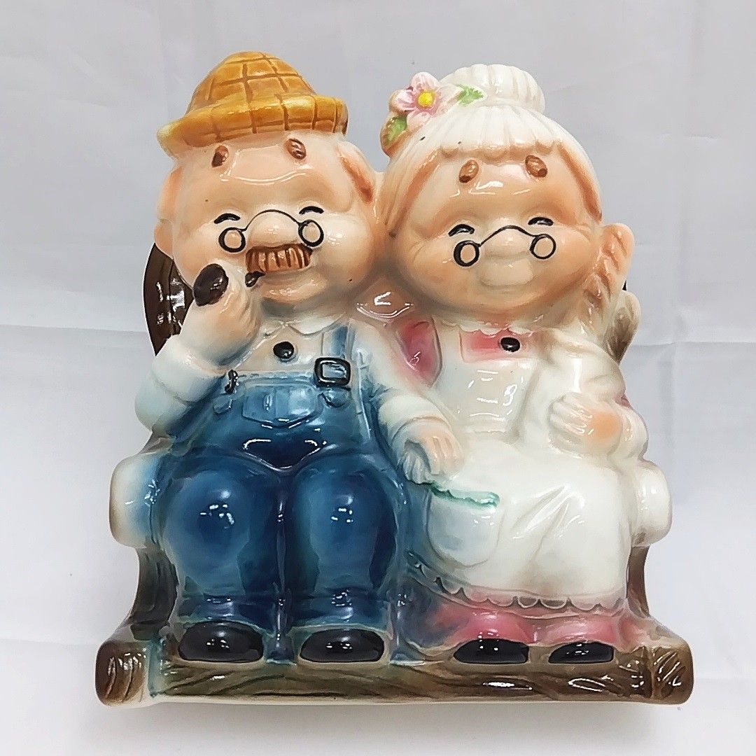 加藤工芸 おばあさんとおじいさんの陶器製小物入れ