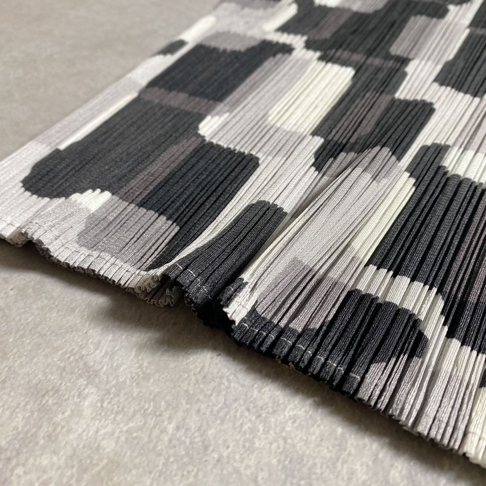 美品 プリーツプリーズ ブラウス プルオーバー 幾何学 モノトーン ☆美品/レア/希少プリント柄/PLEATS PLEASE ISSEY MIYAKE/幾何学