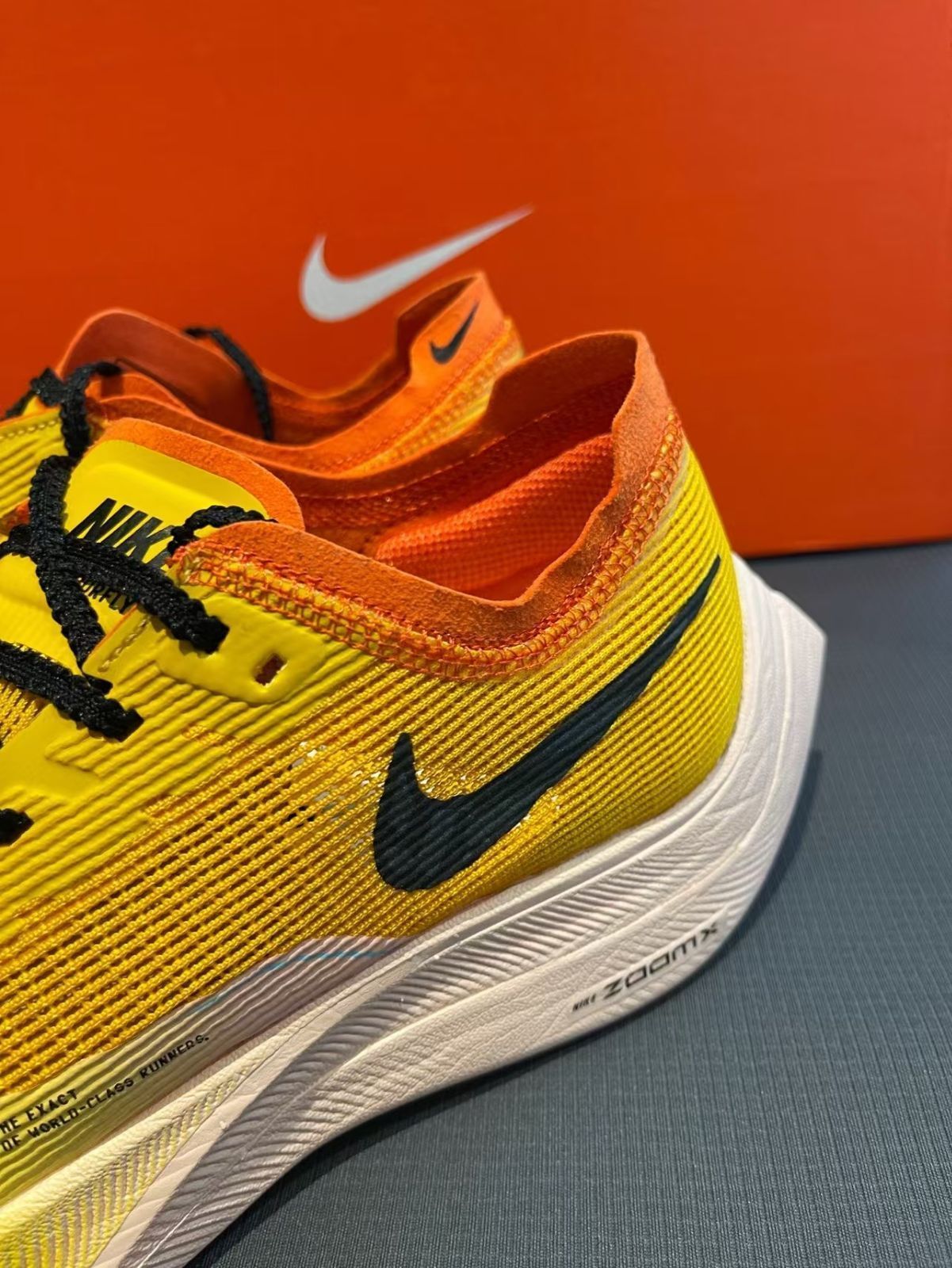 Nike ZoomX Vaporfly Next% 2 カーボンプレート マラソン エリート、軽量フォーム、織物衝撃吸収、防滑、耐摩耗、軽量リバウンド通気性ローカットランニングシューズ、ユニセックス、イエロー DO2408-739