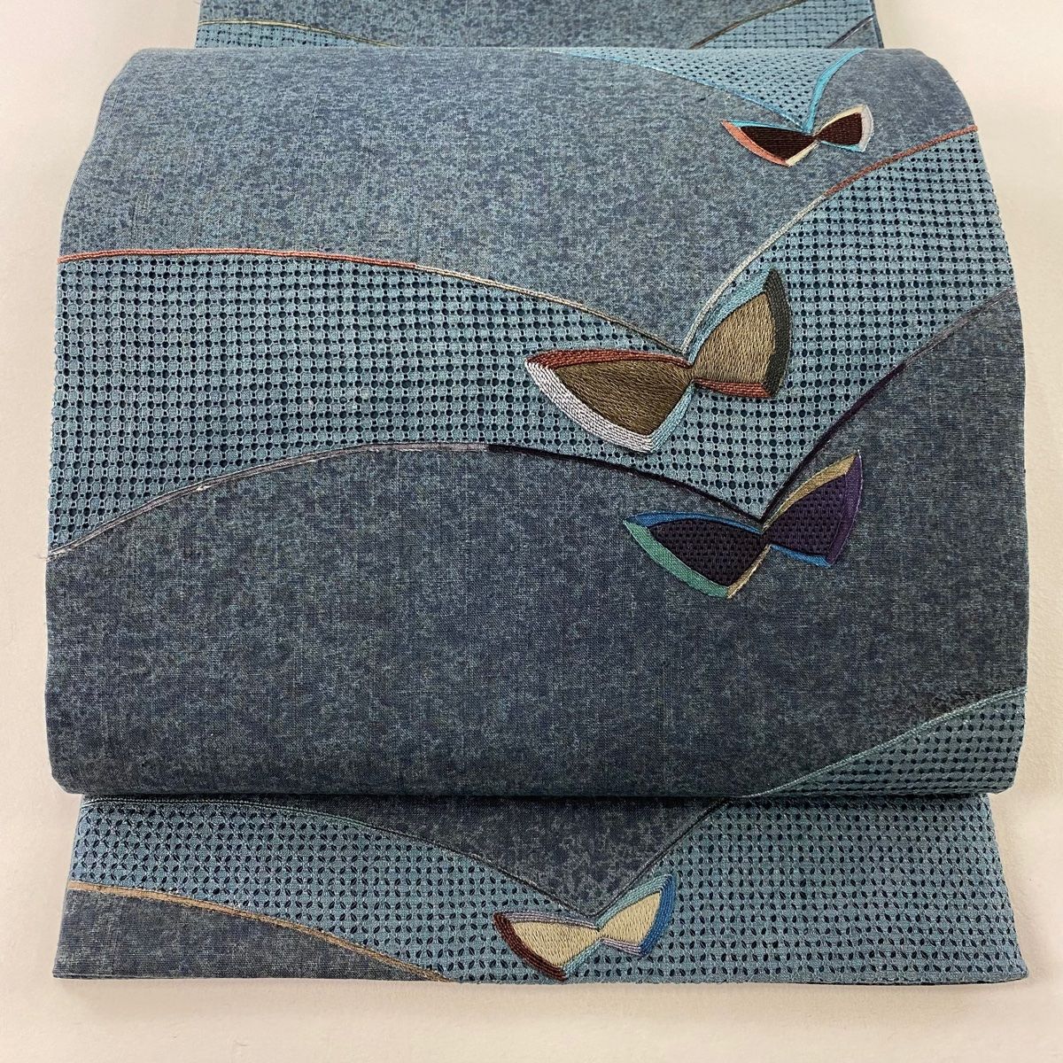 袋帯 秀品 紬地 蝶 幾何学模様 刺繍 青灰色 全通 正絹 【中古