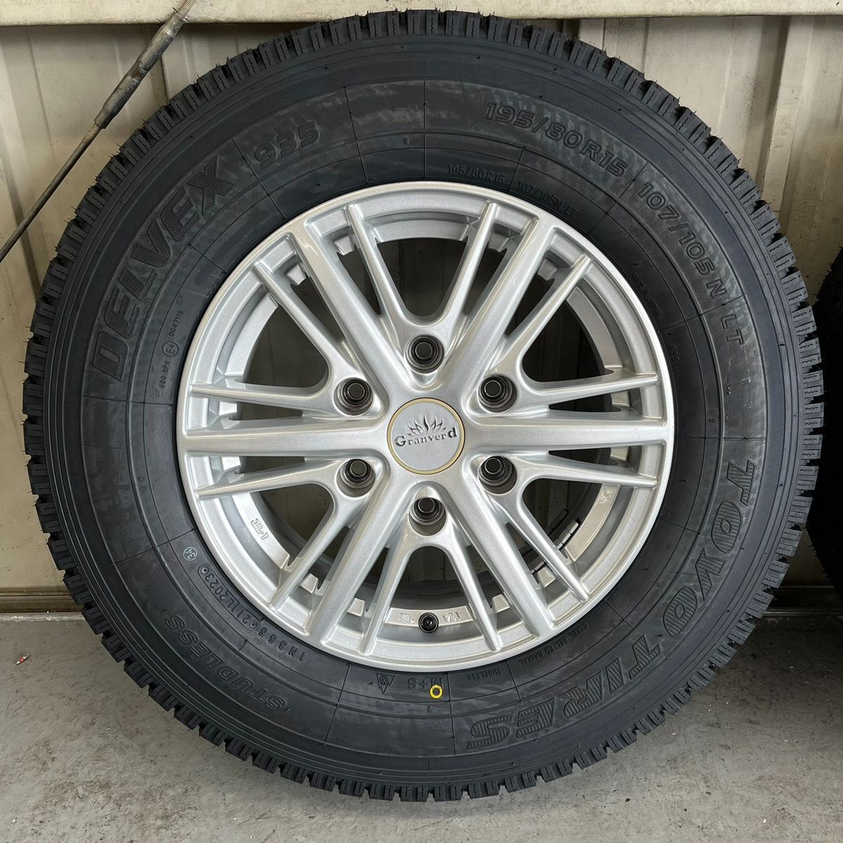 ハイエース タイヤホイールセット 195/80R15 107/105