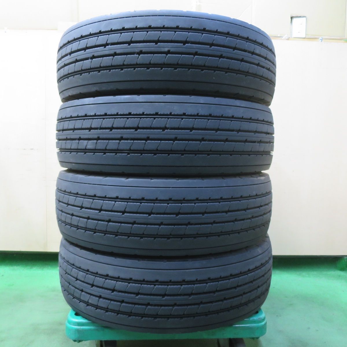 バリ溝！9分☆トラック タイヤ 215/70R17.5 123/121J ブリヂストン 